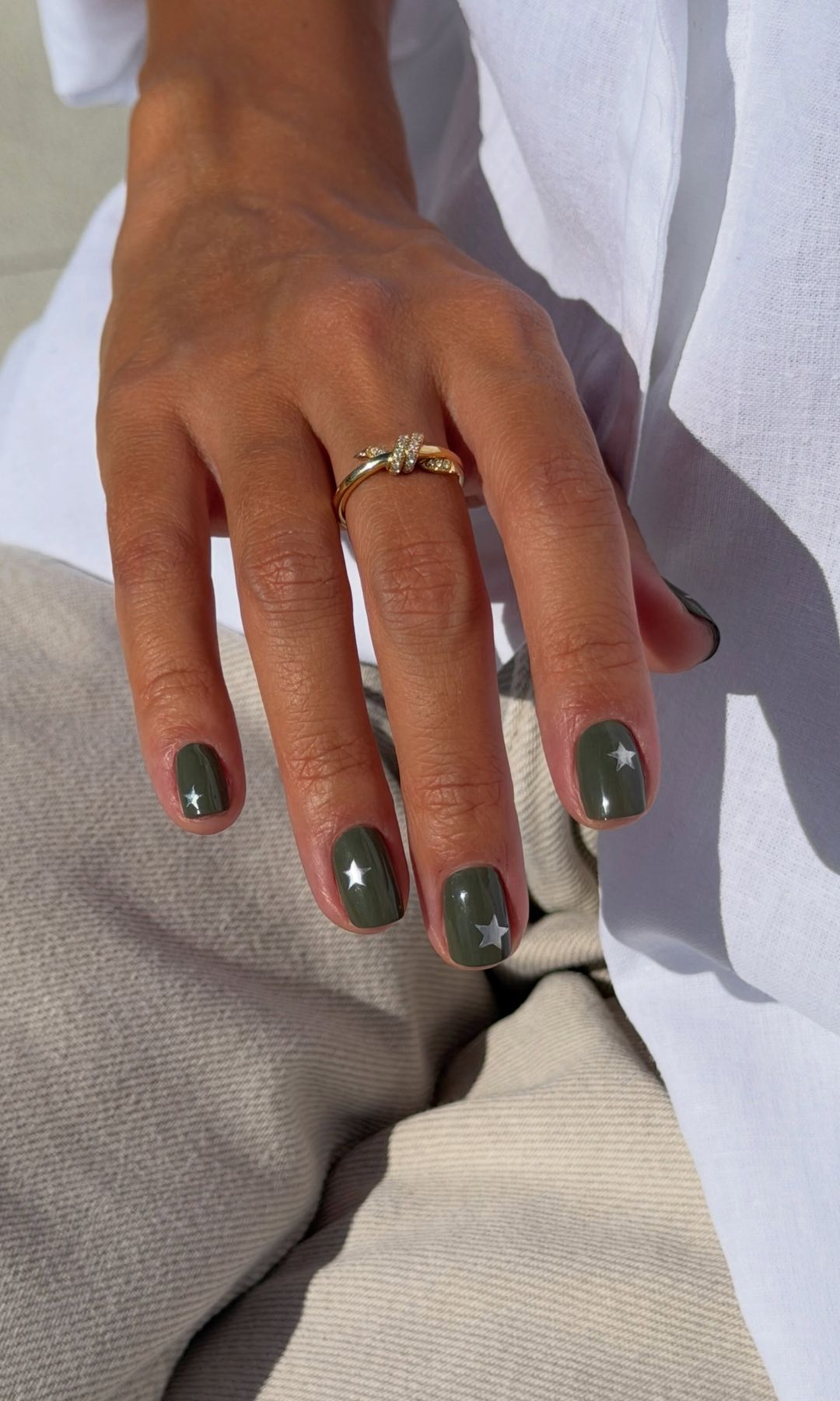 Manicura verde con estrellas
