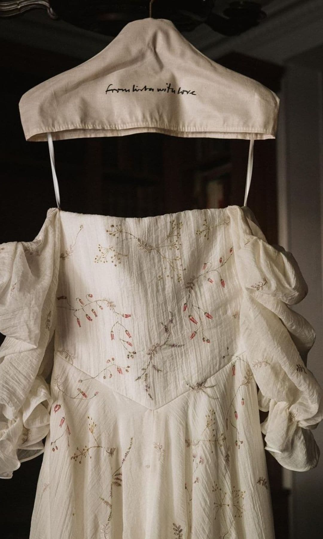 Un vestido de novia con flores pintadas a mano de From Lista With Love