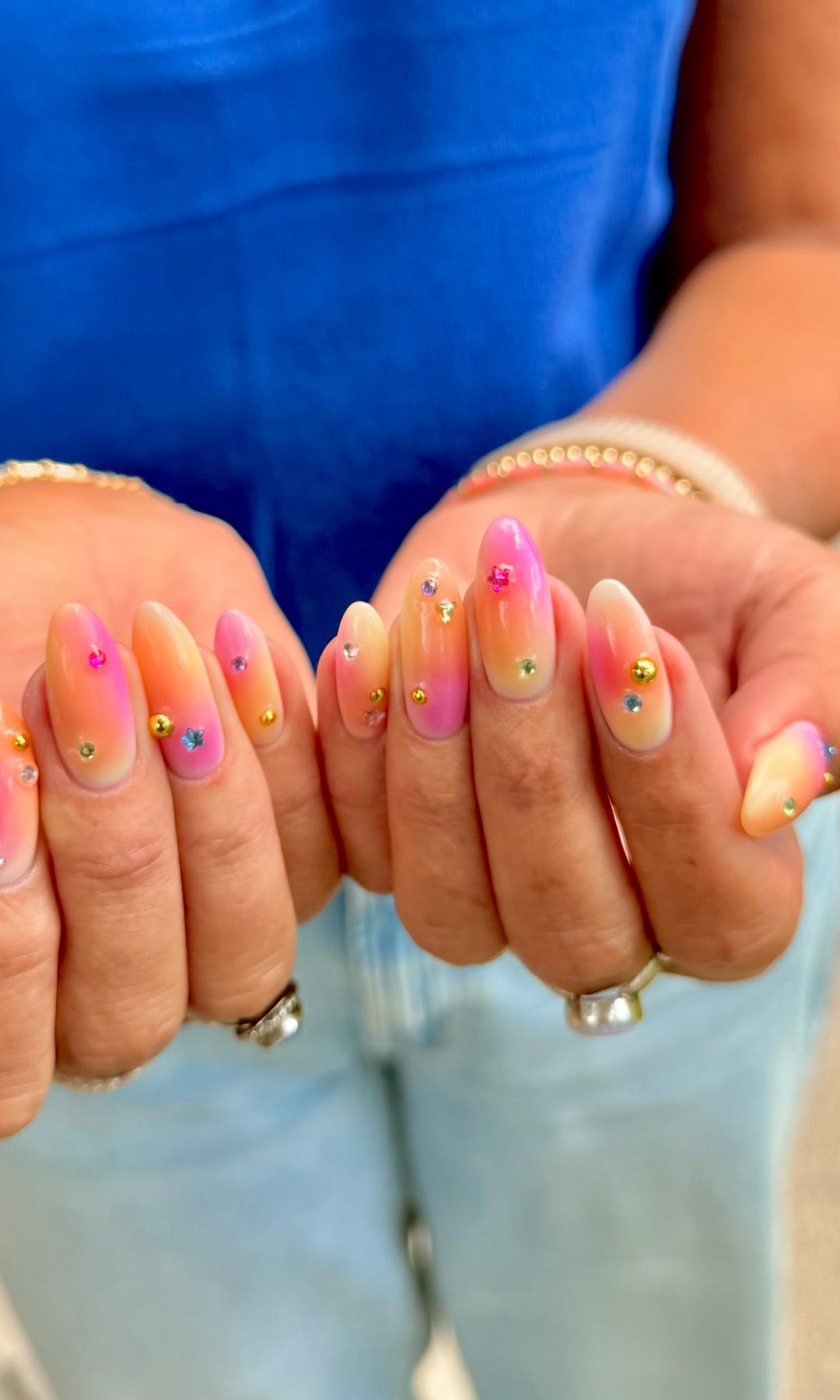Manicura efecto atardecer con brillos