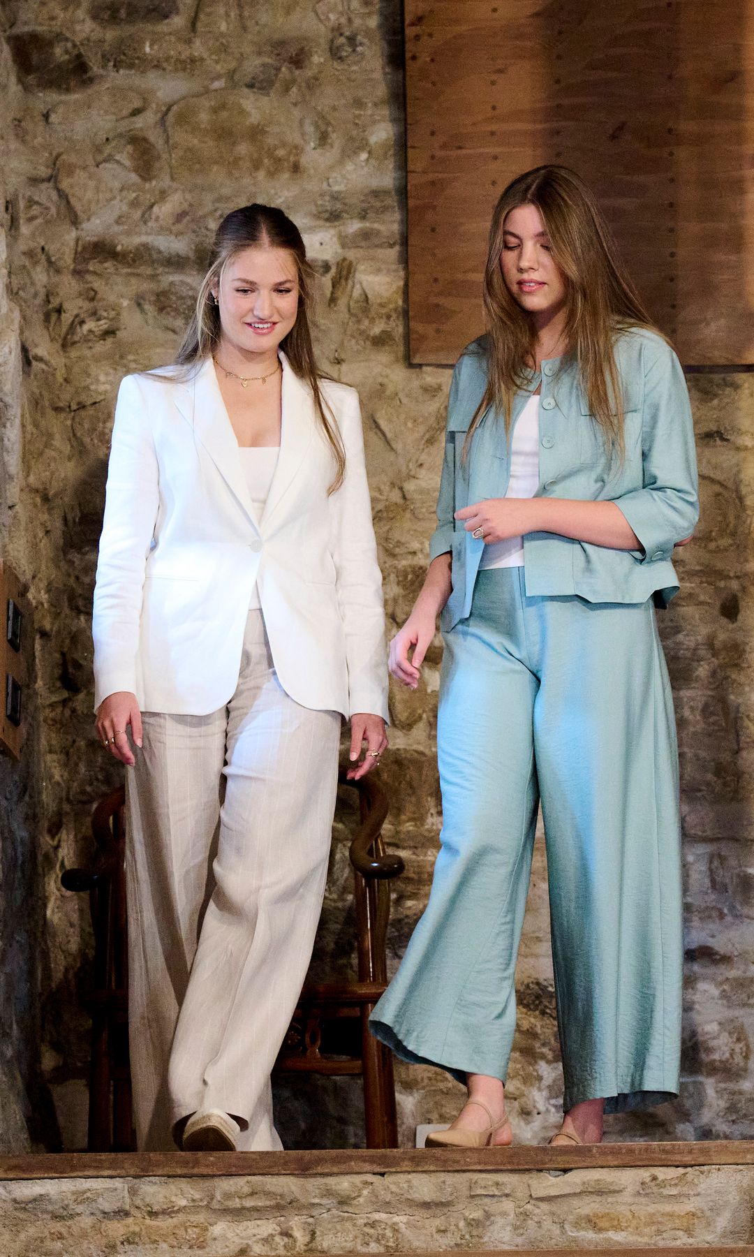 La princesa Leonor y su hermana, Sofia han tenido siempre una relación unida. Actualmente se están reencontrando después de la separación por los estudios de Leonor.