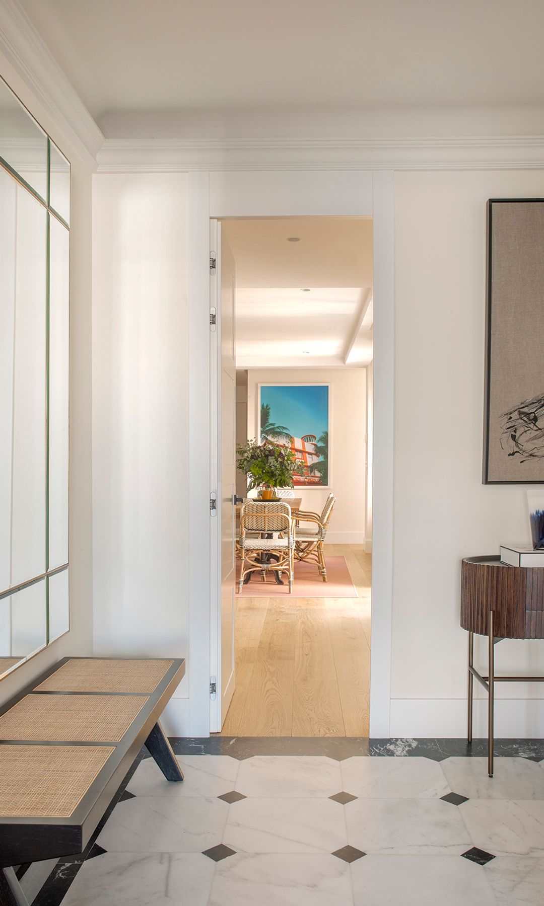 Recibidor grande con banco, espejo XL, mueble y cuadro con vistas al comedor 