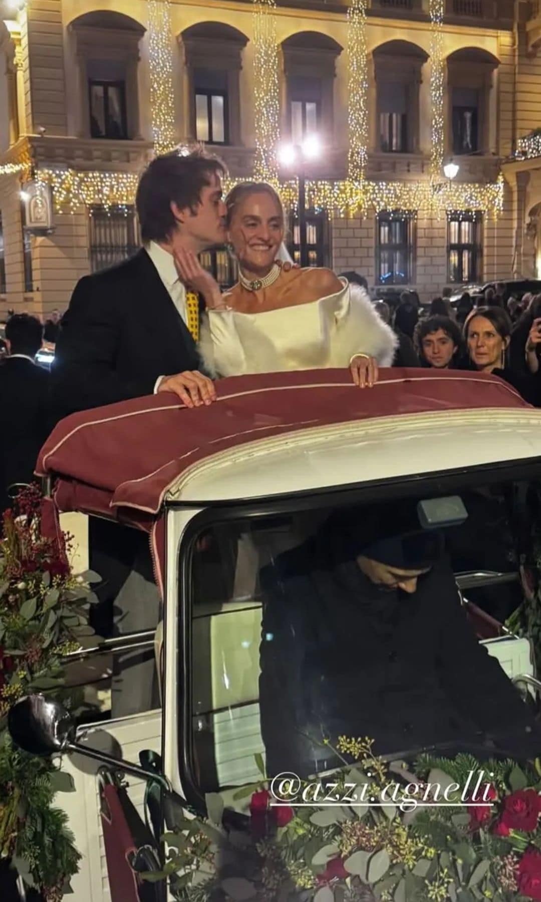 Azzi y su marido en el coche nupcial