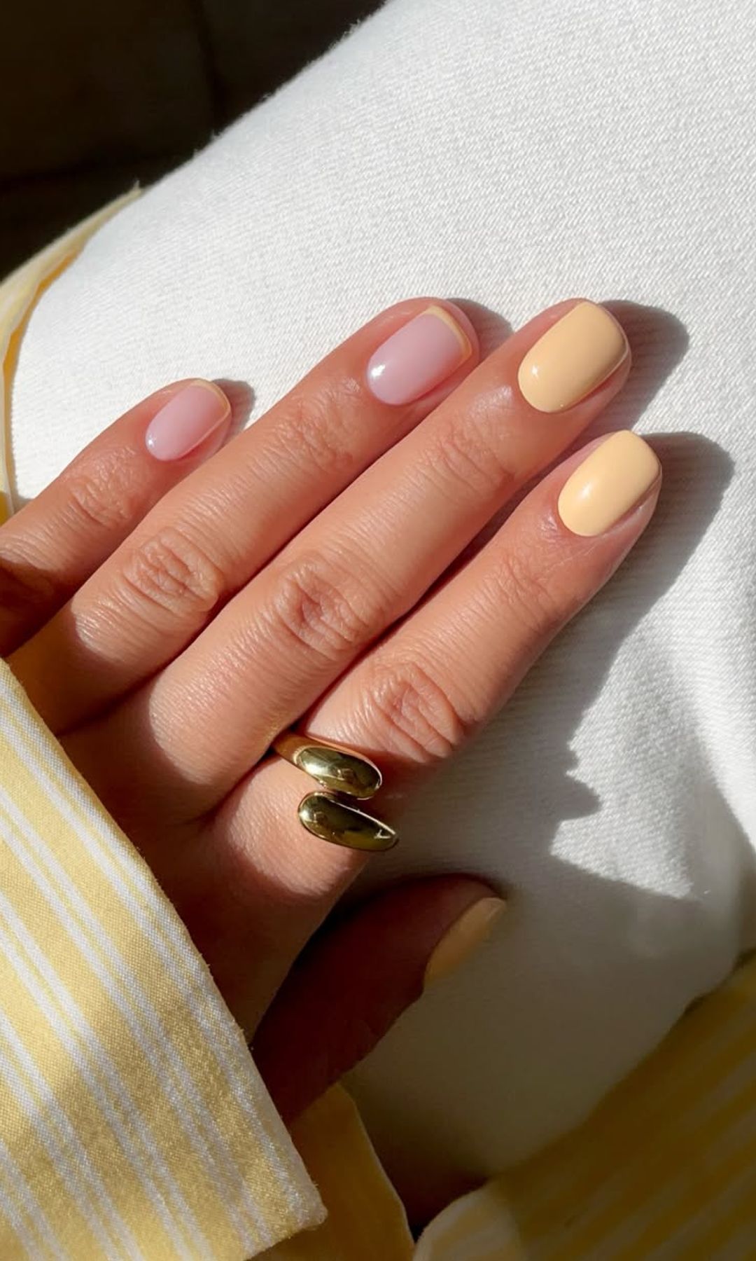 Manicura italiana en amarillo
