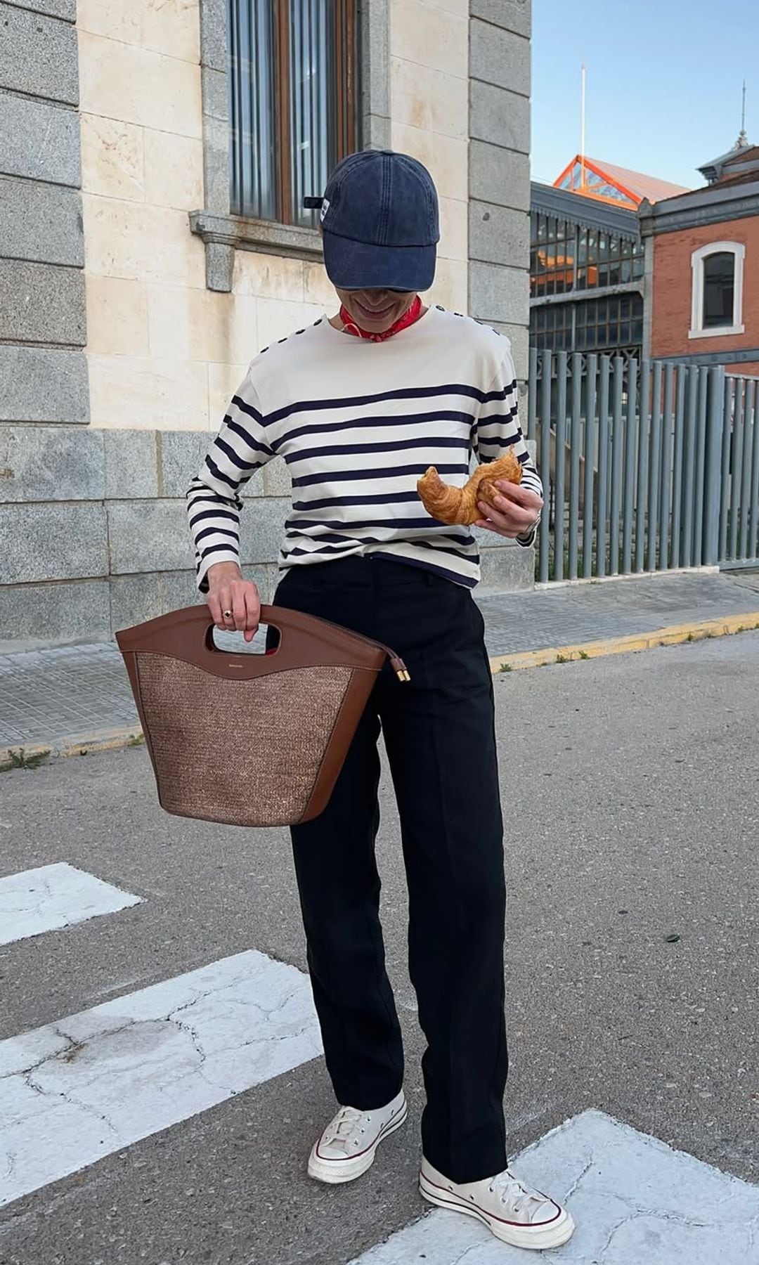 camiseta de rayas con pantalones rectos y gorra