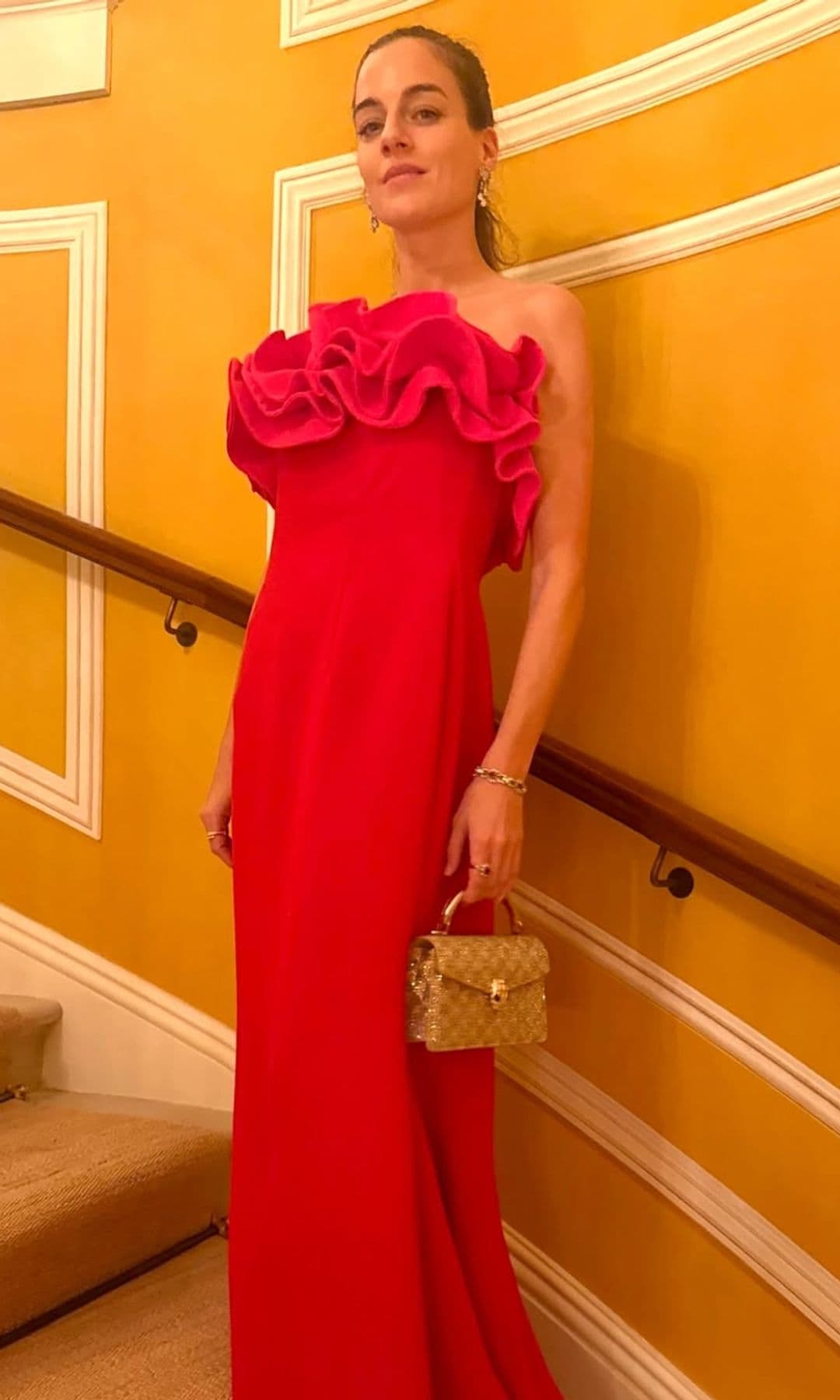 La princesa Cleo Oettingen, de fiesta con un vestido gallego de escote desmontable y el reloj de 30.000 euros de Victoria Beckham