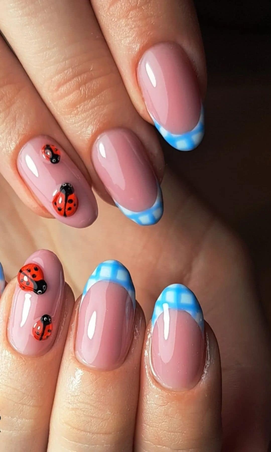 Manicura con mariquitas estampado de pícnic