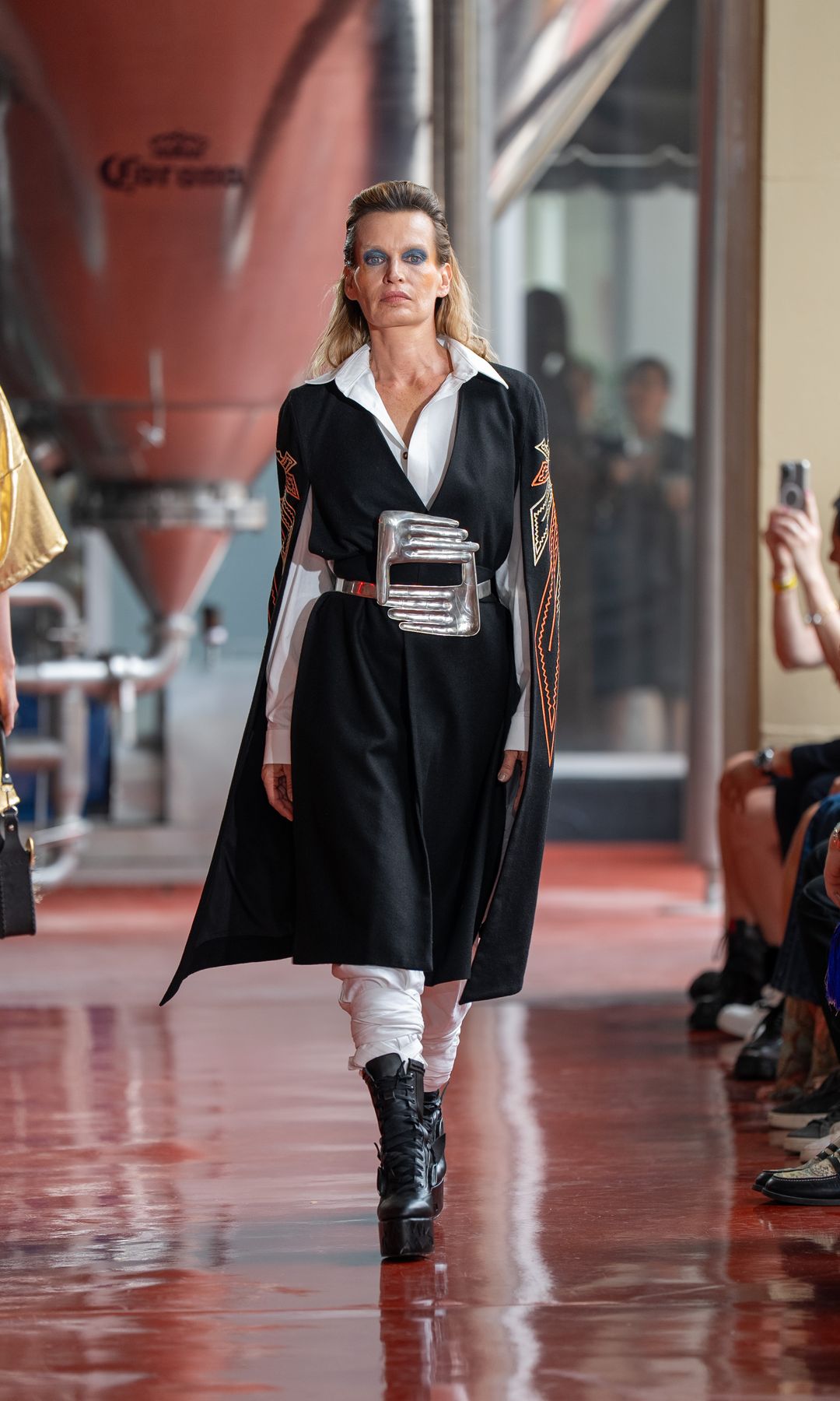 Look inspirado en la estética de David Bowie.