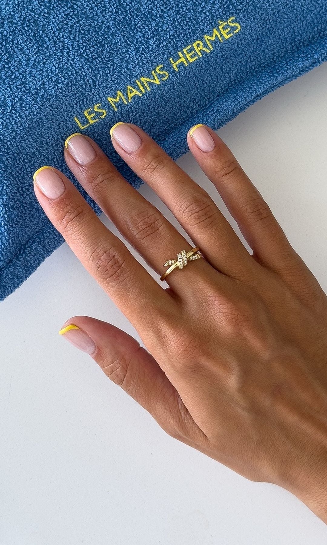 Manicura francesa con línea amarilla