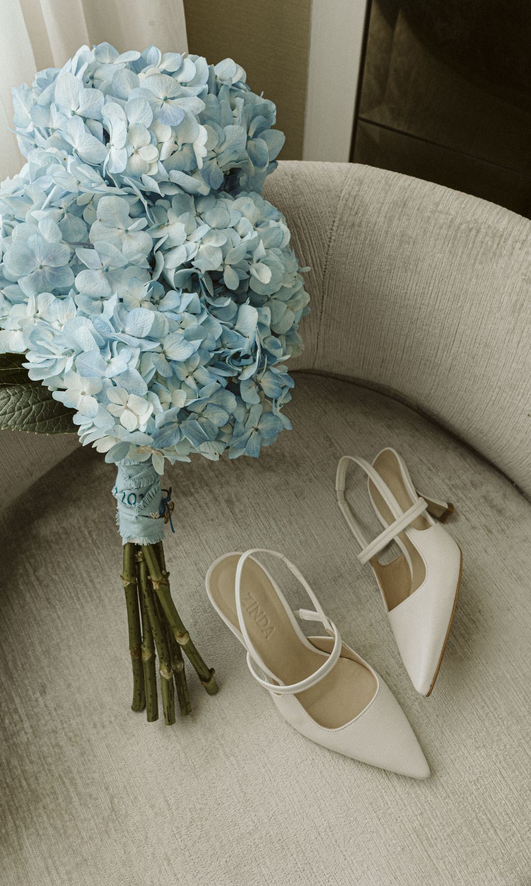 Zapatos de novia y ramo de novia de hortensias azules