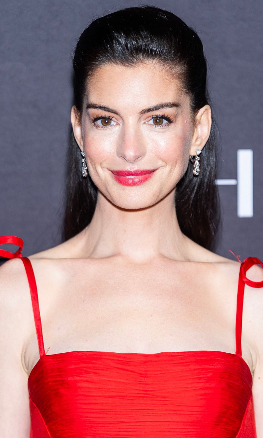 Anne Hathaway en la gala WWD Honors en Nueva York el 28 de octubre de 2025