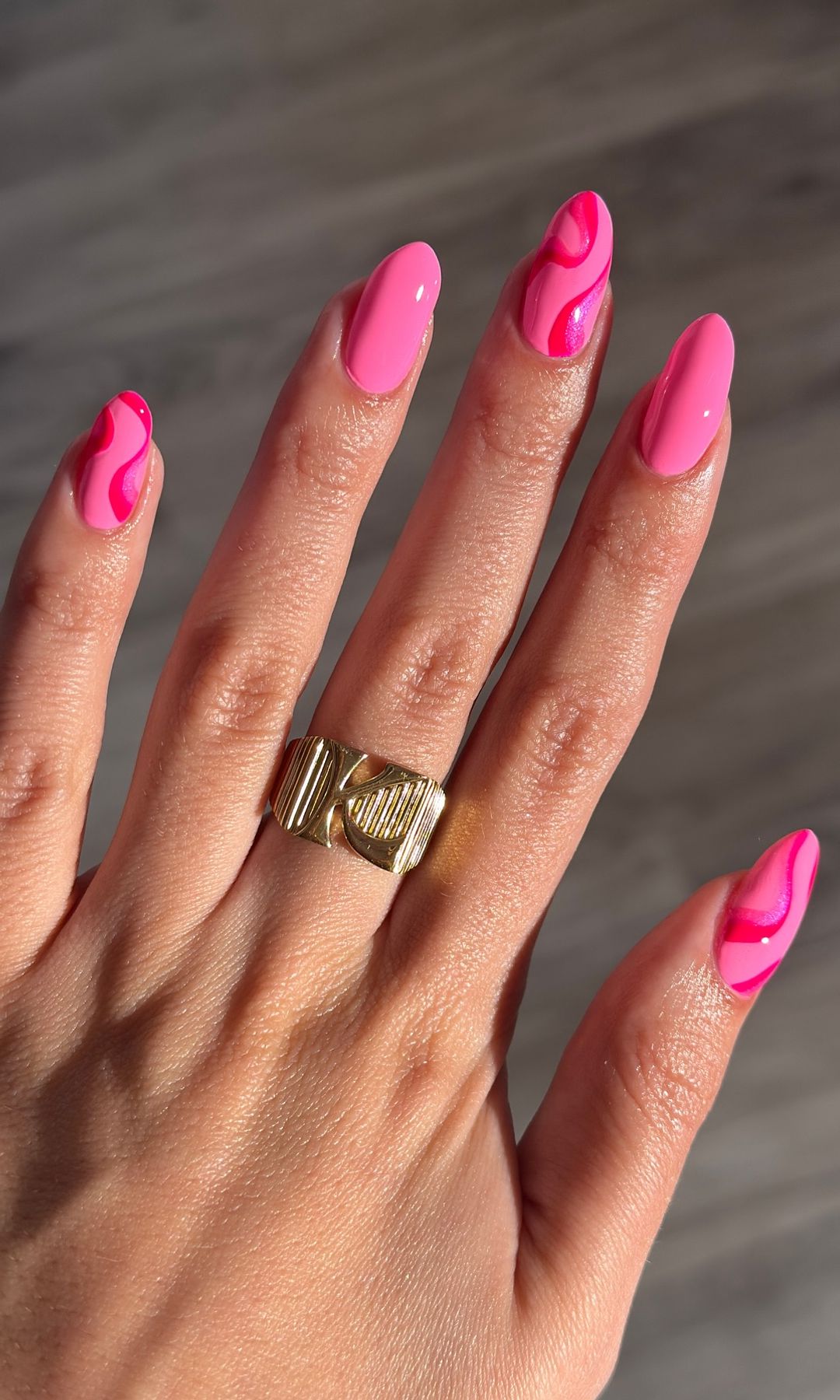 Manicura rosa con ondas abstractas