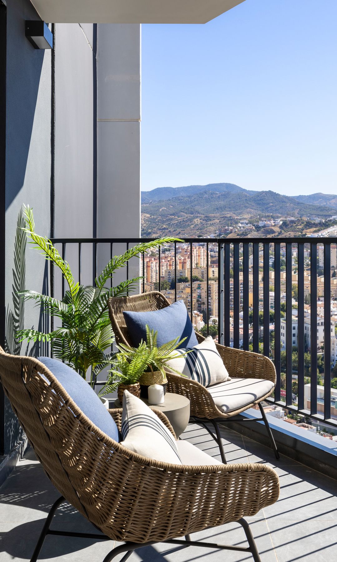 Terraza pequeña con techado, diseño de Alberto Torres Interiorismo.