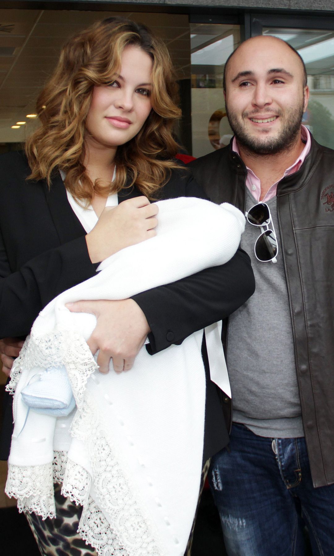 Kiko Rivera y Jessica Bueno con el pequeño Fran recién nacido el 9 de noviembre de 2012 