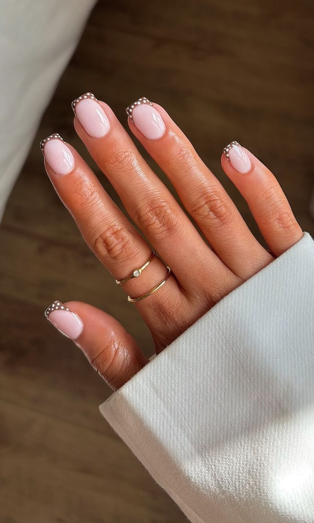 Manicura francesa con lunares