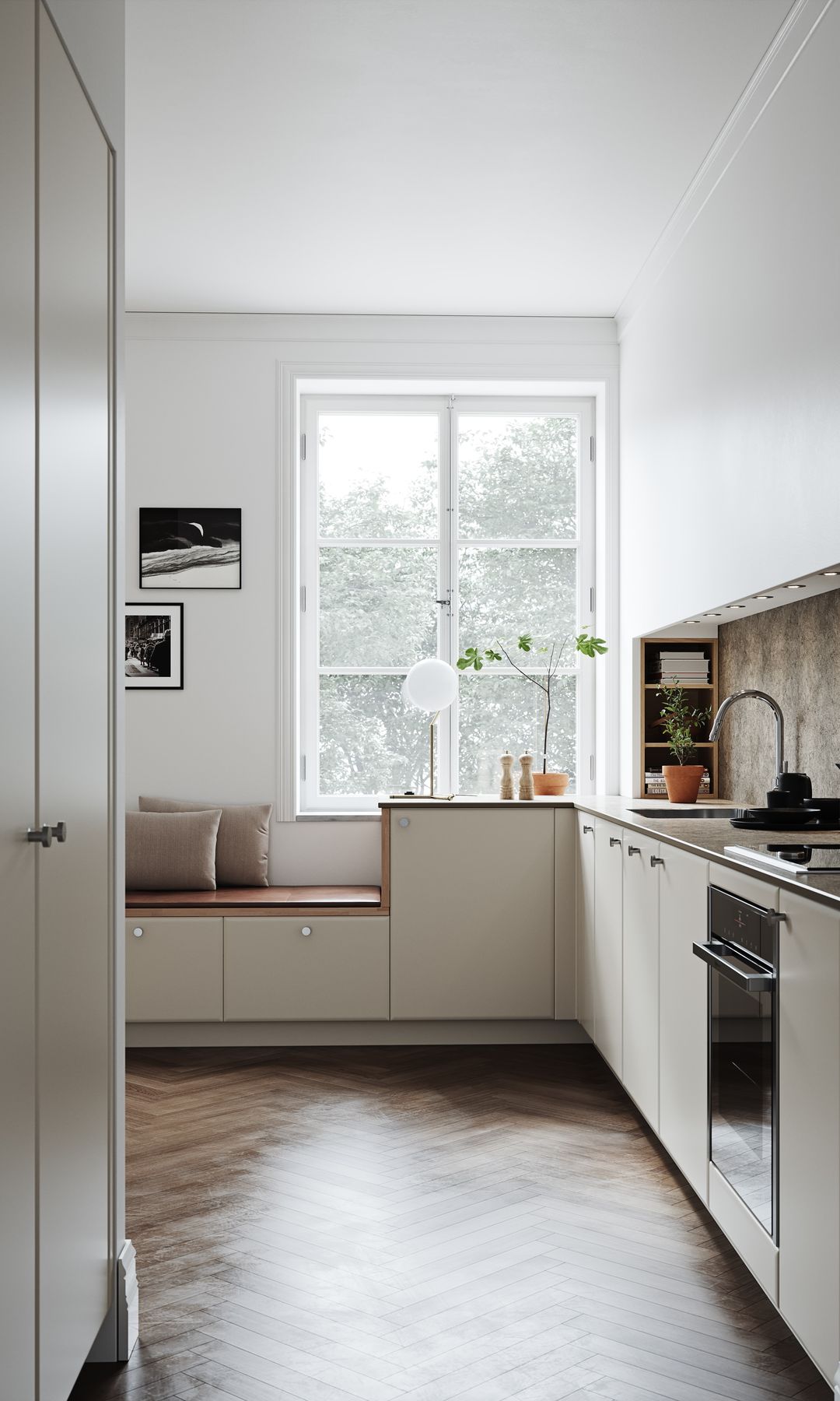 Cocina blanca, con banco con almacenaje bajo la ventana, suelo de madera, armarios hasta el techo 