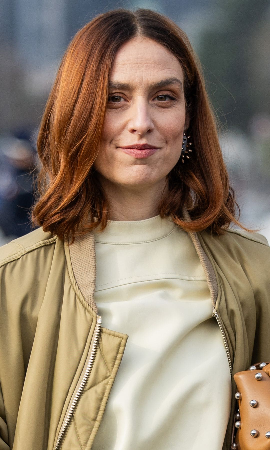 Mujer con cabello rojizo