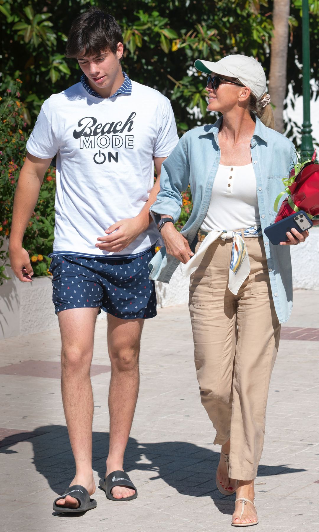 Miranda Rijnsburger disfruta de un paseo junto a su hijo Guillermo