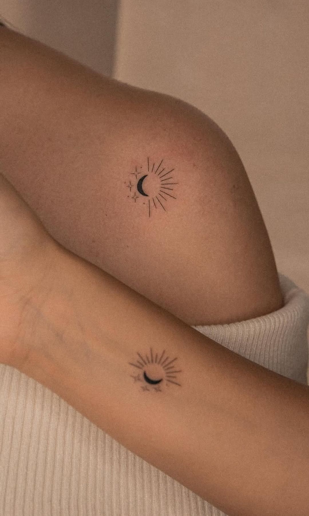 Tatuaje para madre e hija de diseño astronómico