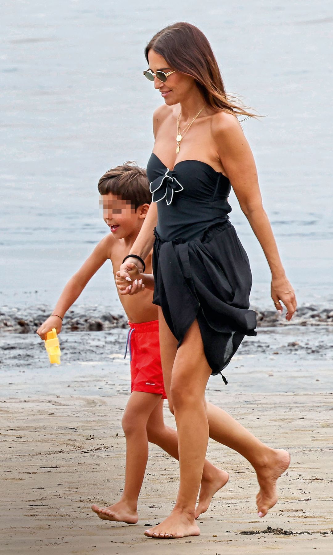 Paula Echevarría y su hijo disfrutando de la playa