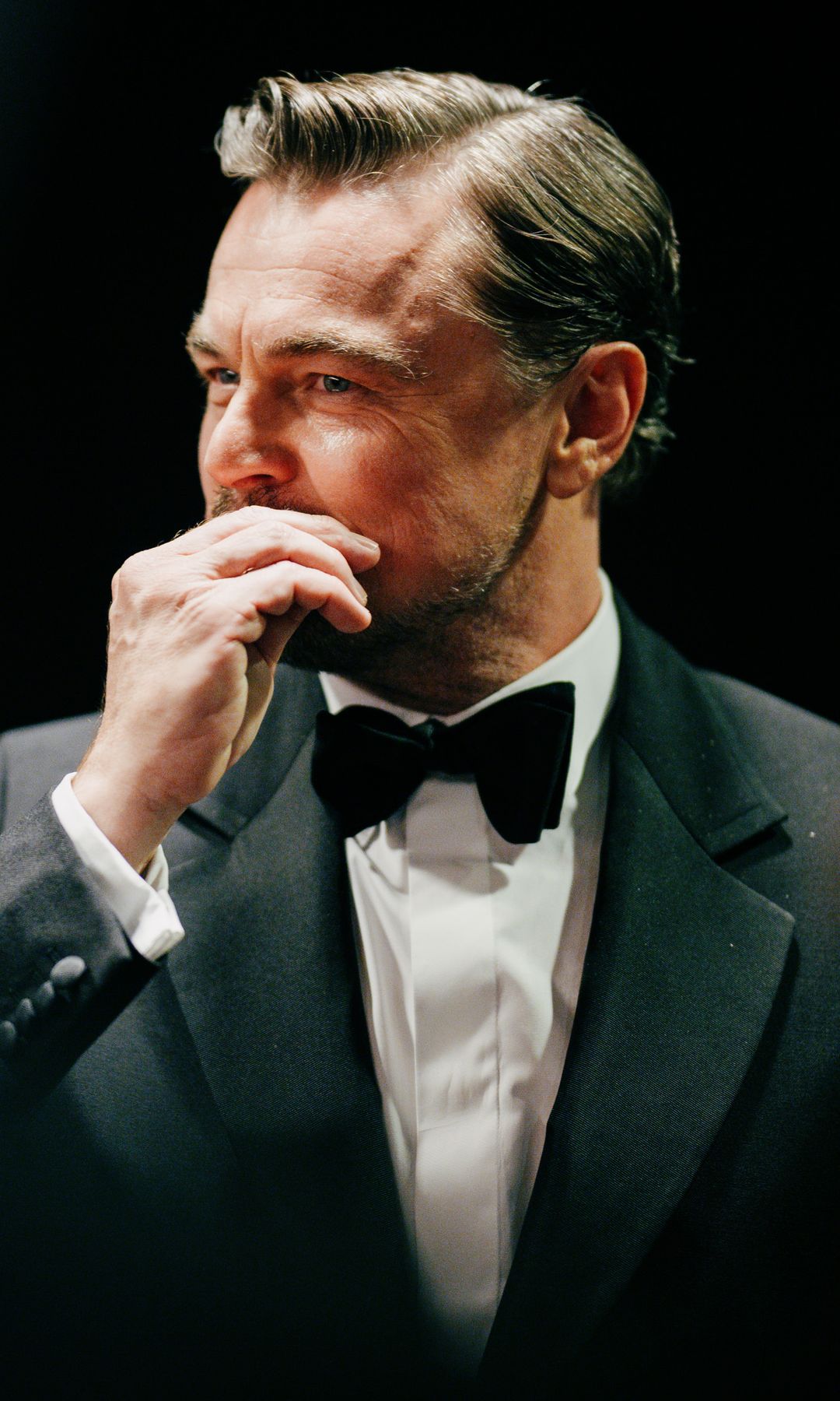 Leonardo DiCaprio en los Bafta con la mano frente a la boca 