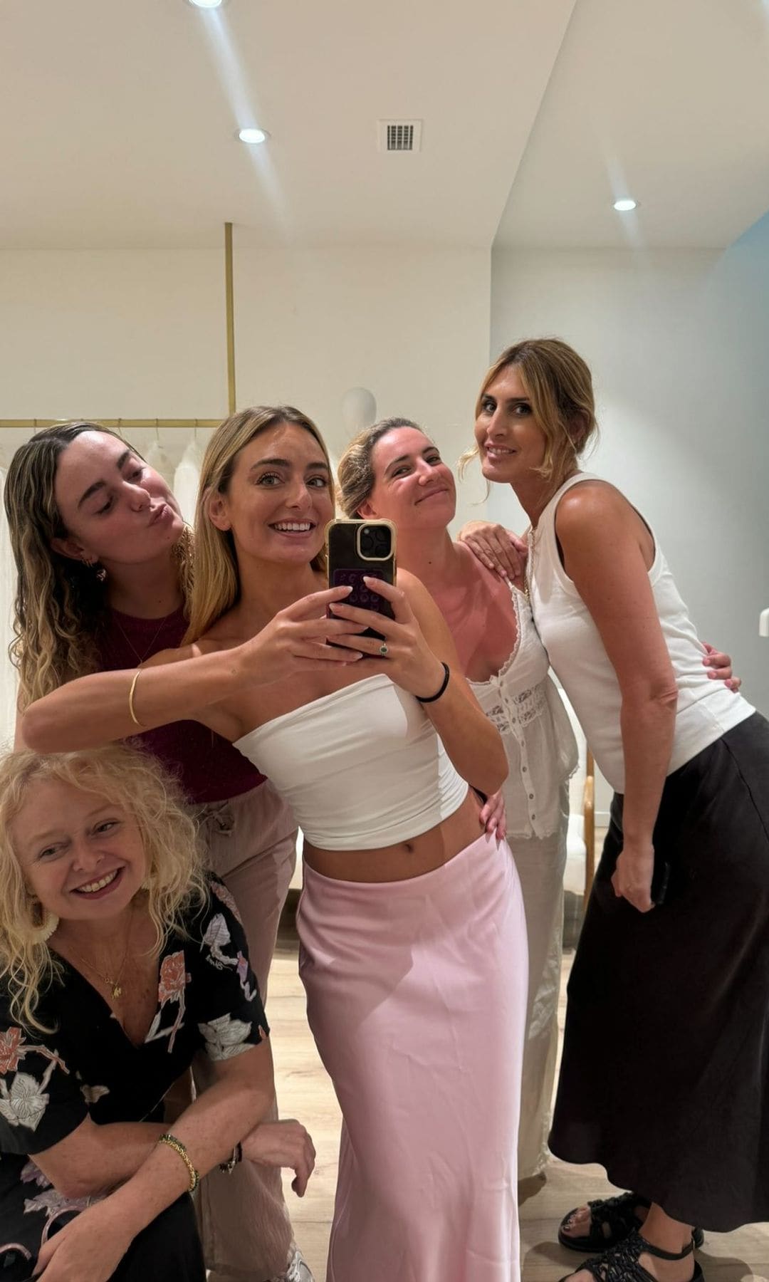 Natalia en Victoria Colección, acompañada de su madre, su inseparable amiga Pili y su hermana