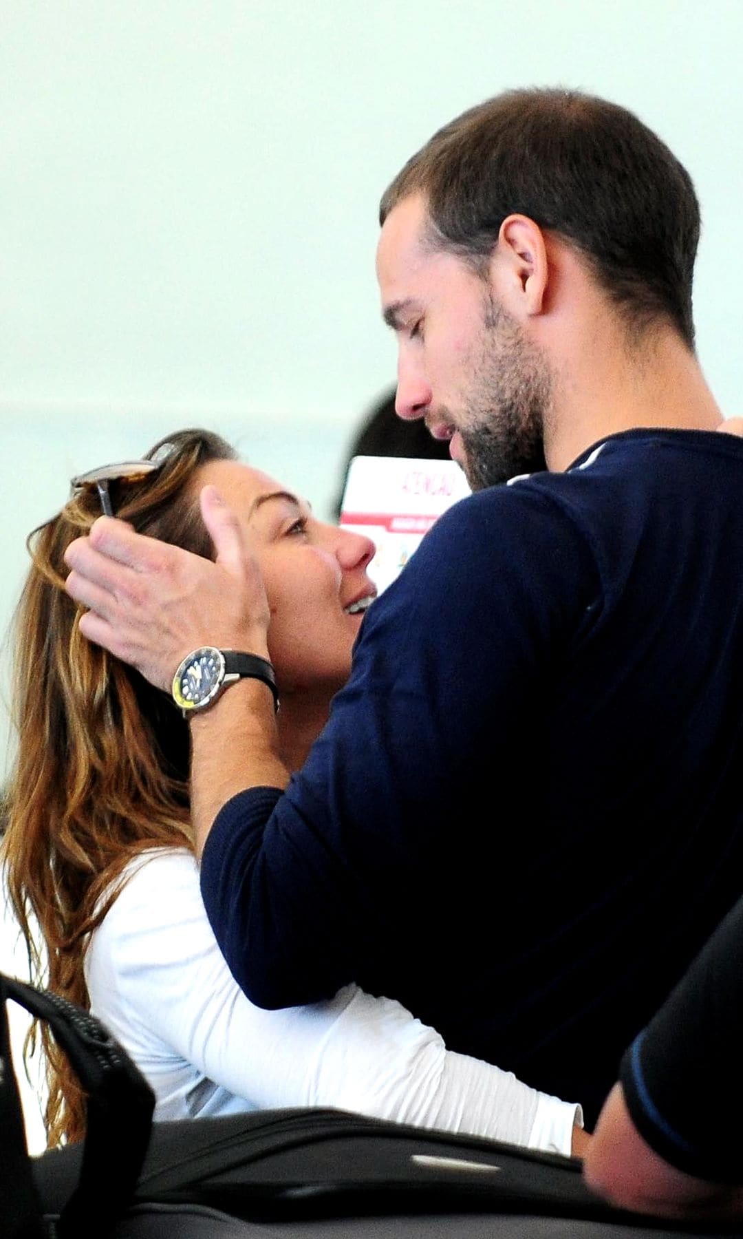 LA CANTANTE AMAIA MONTERO Y GONZALO MIRO EN UN AEROPUERTO DE PUNTA DEL ESTE 08/01/2010 PUNTA DEL ESTE ARGENTINA