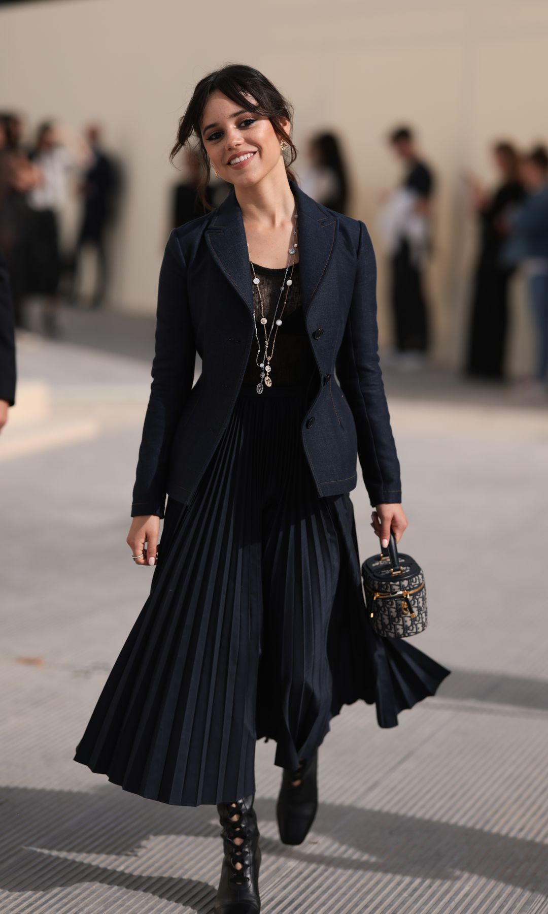 Jenna Ortega a las puertas del desfile de Primavera/verano 2024 de Dior, en septiembre de 2023
