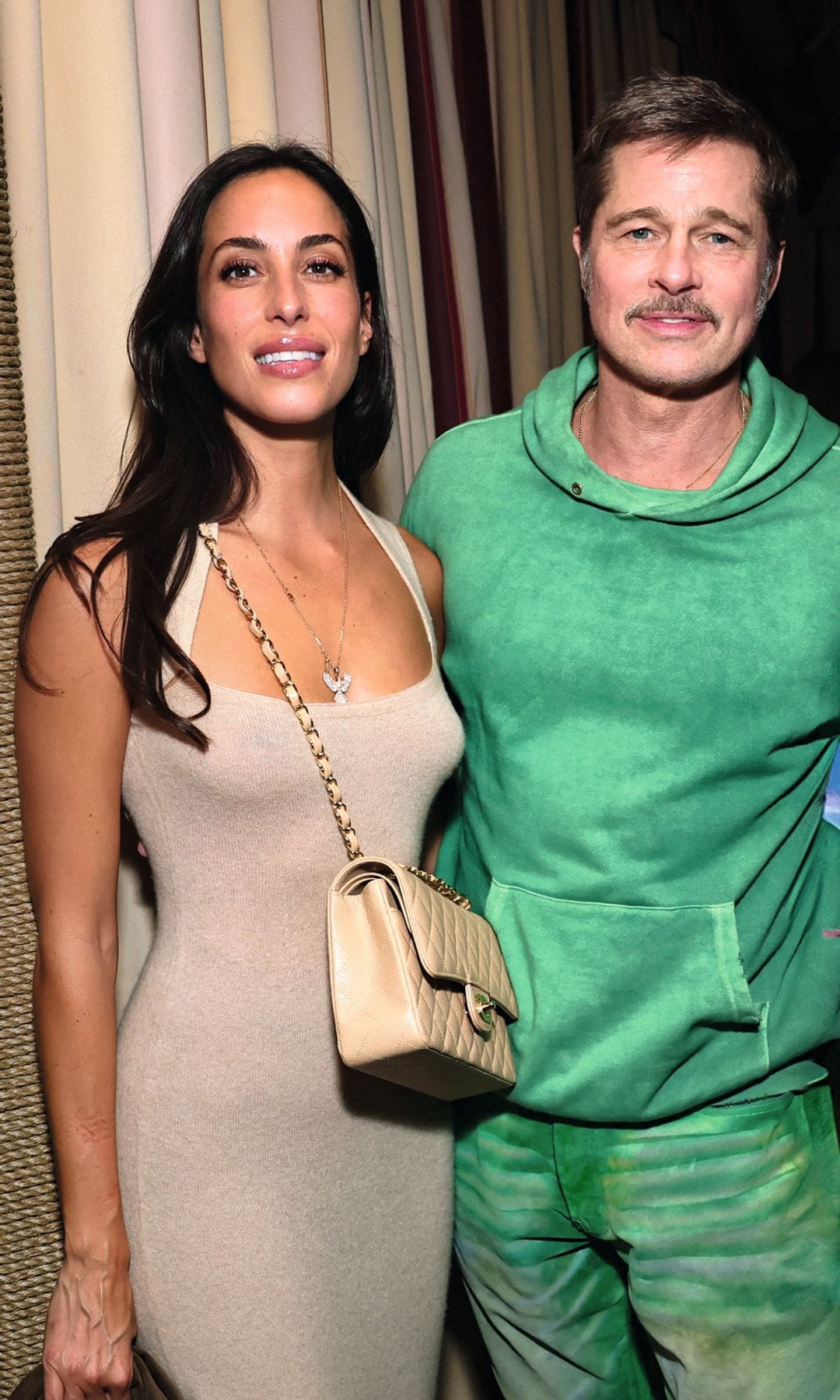 Brad Pitt sorprende con un nuevo y llamativo look en su última aparición con su novia, Inés de Ramón