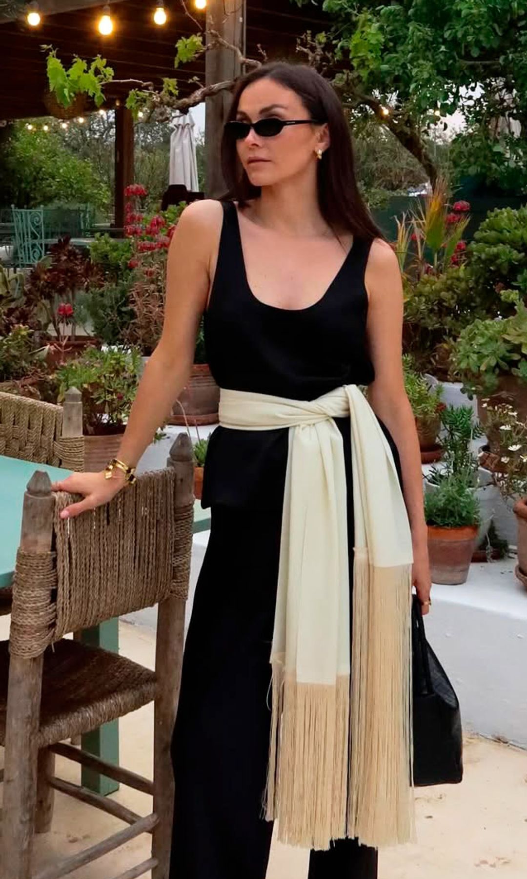 Olvídate de llevar cinturón en verano: las expertas lo sustituyen con este accesorio que no aprieta y transforma cualquier look con básicos