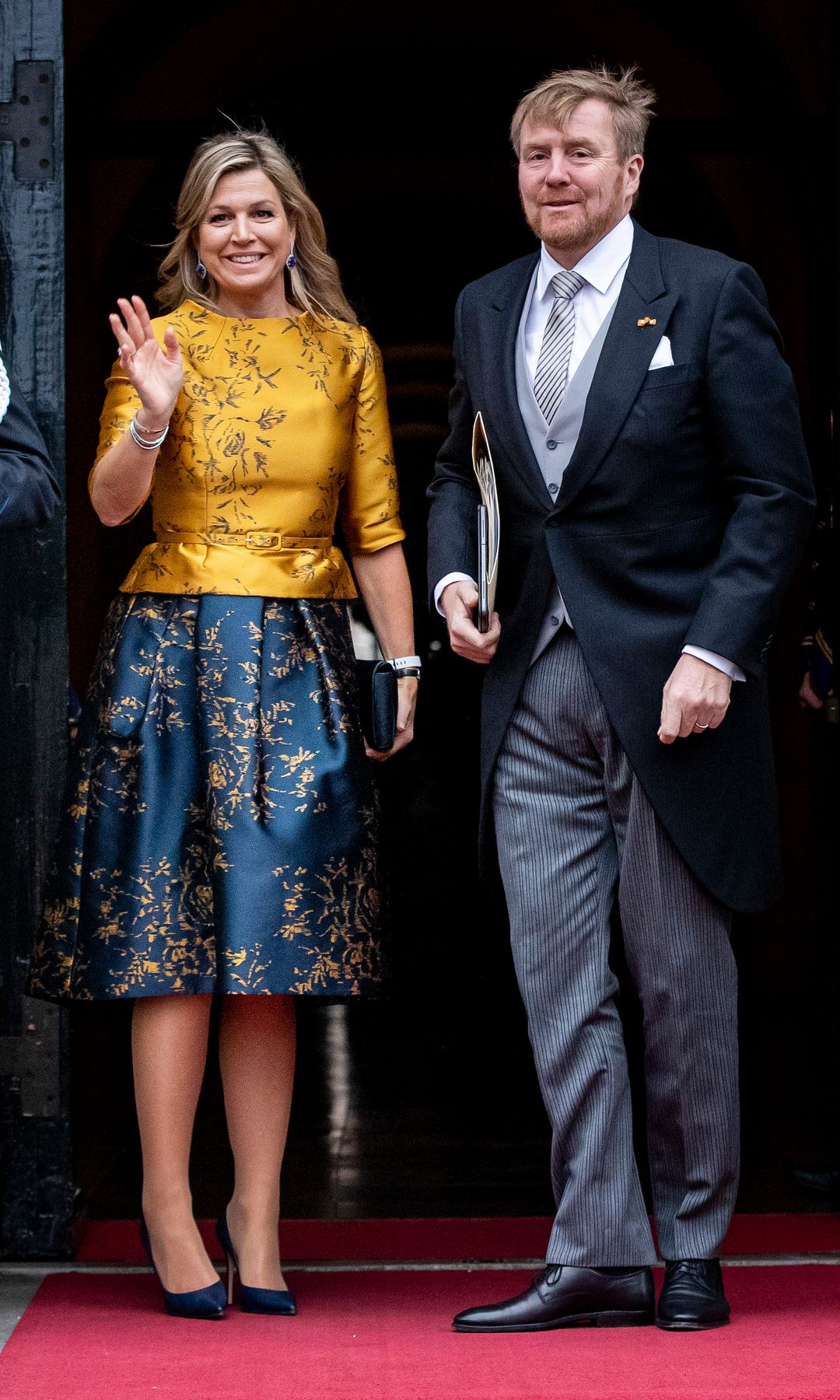 ÁMSTERDAM, PAÍSES BAJOS - 15 DE ENERO: El rey Willem-Alexander de los Países Bajos y la reina Máxima de los Países Bajos llegan al Palacio Real para la recepción de Año Nuevo del Cuerpo Diplomático el 15 de enero de 2020 en Ámsterdam, Países Bajos. (Foto de Patrick van Katwijk/Getty Images)
