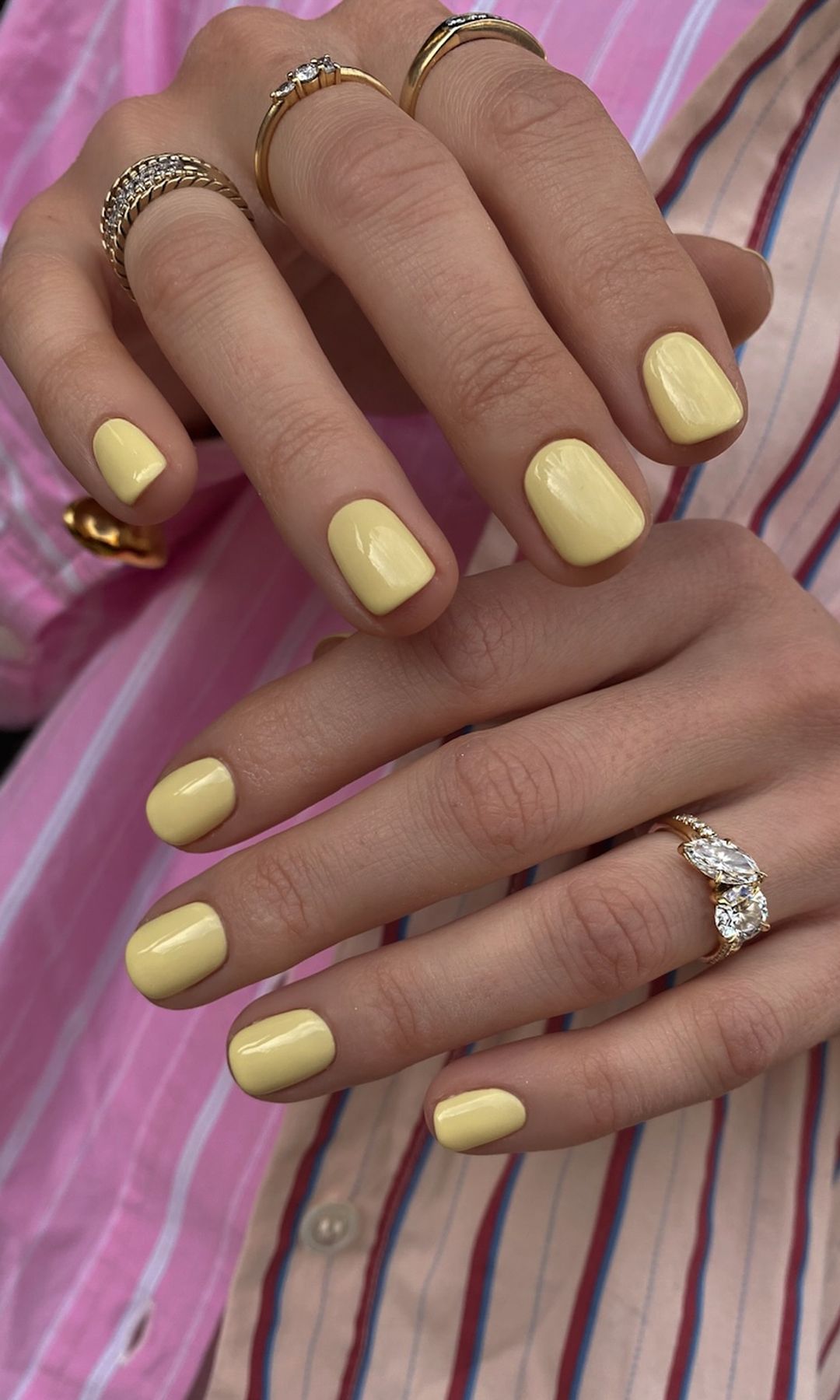 Manicura amarillo mantequilla