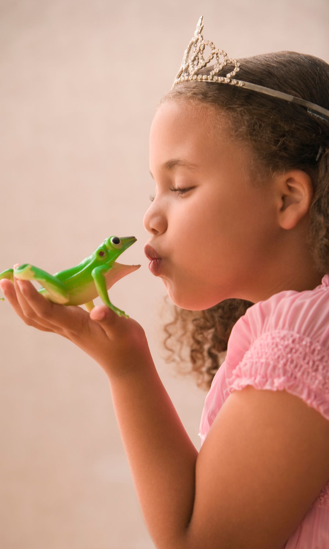 Niña besa a un sapo