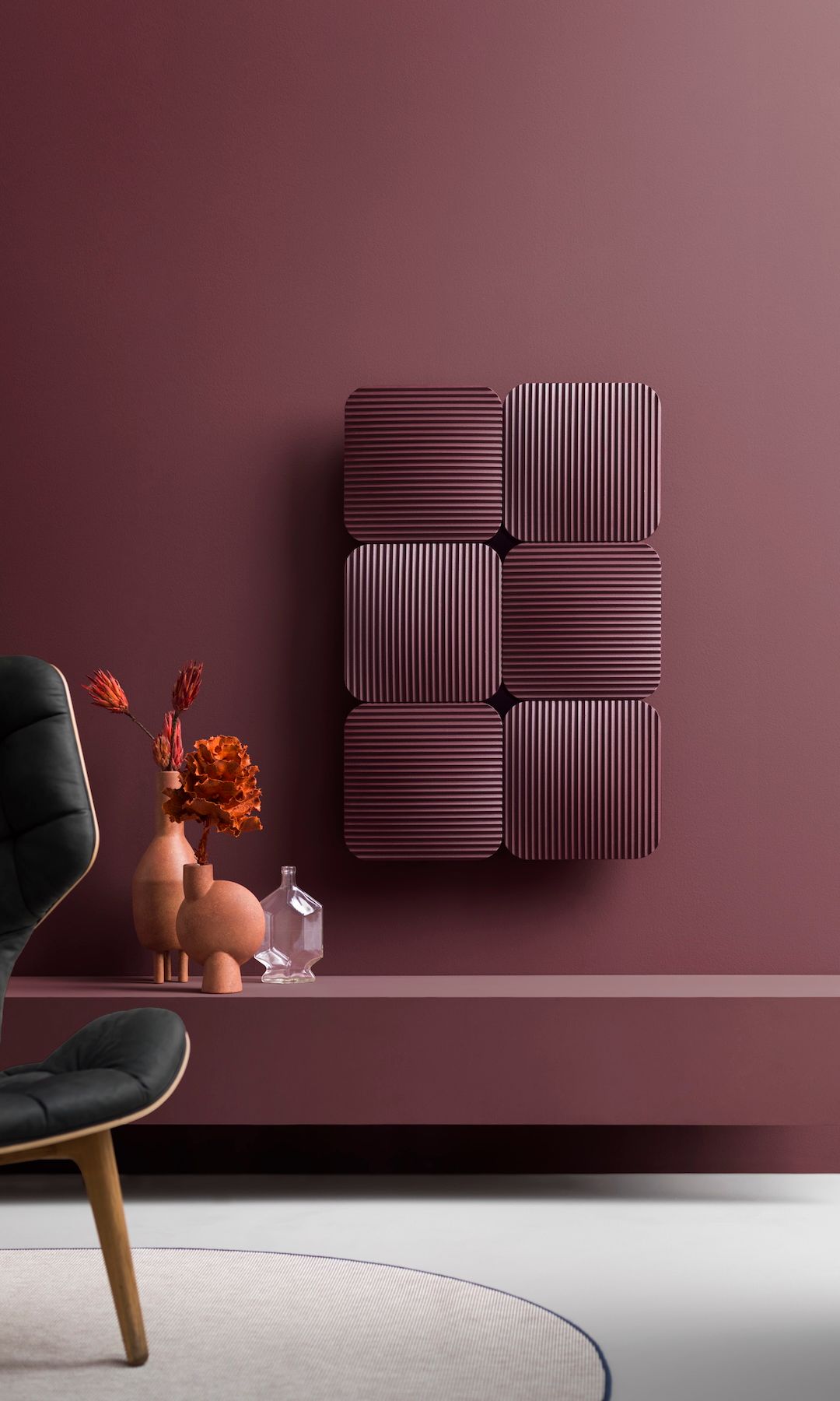 Pared en color burdeos con el radiador decorativo a juego