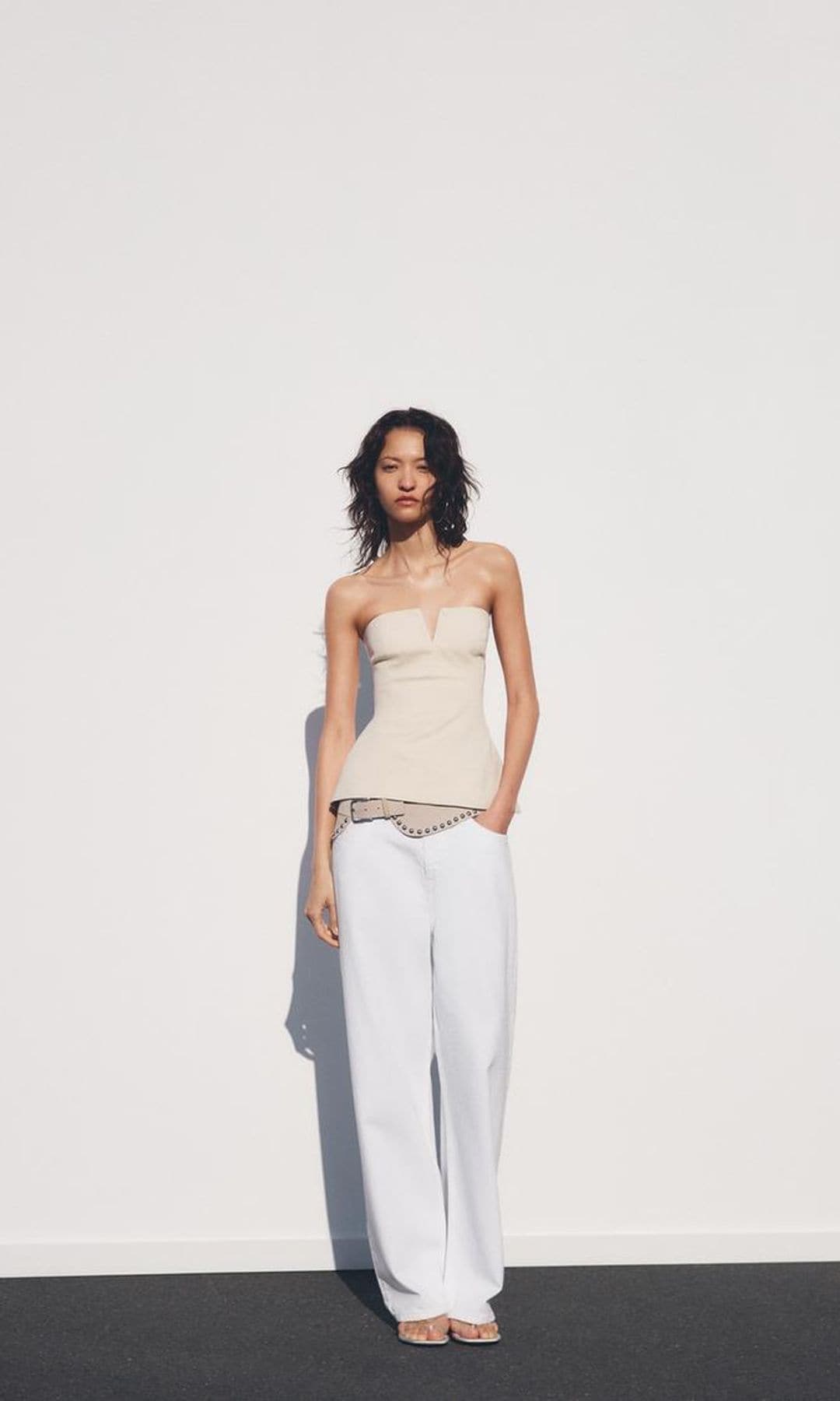 pantalones blancos con top palabra de honor