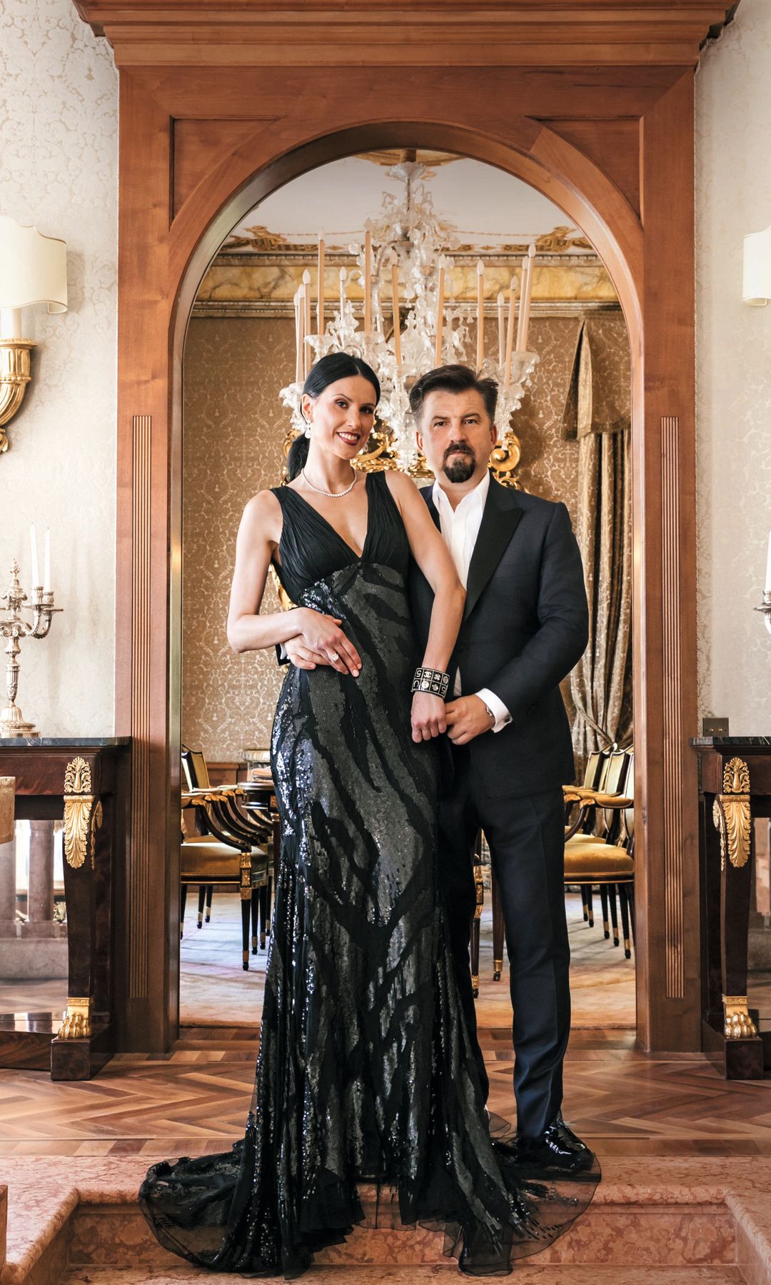 Dariusz y Valeriya Milek, los anfitriones en Villa Portesina posando a las puertas del fabuloso comedor