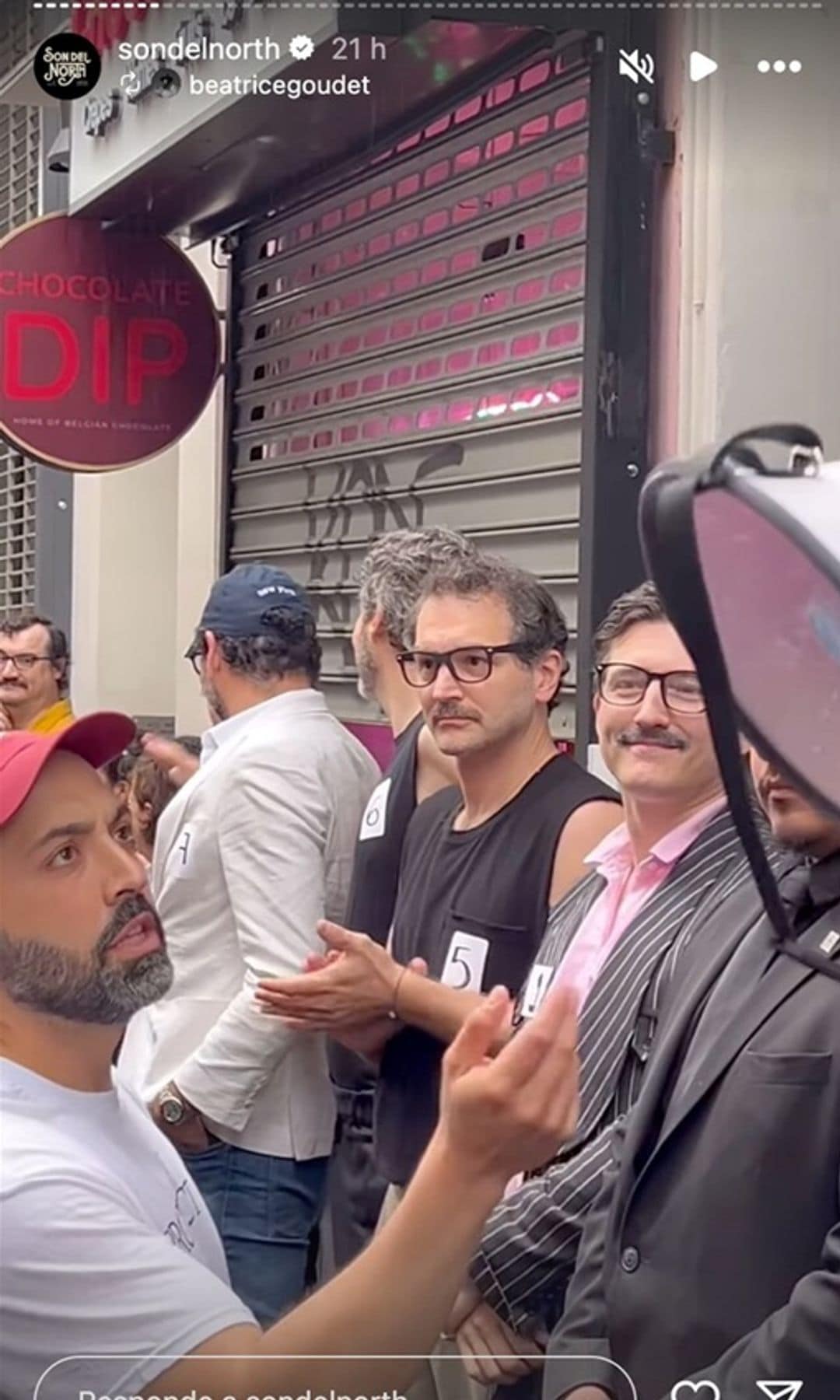 Varios hombres que creían tener cierto parecido con Pedro Pascal se fueron a formar en las afueras del establecimiento para concursar y llevarse el premio.