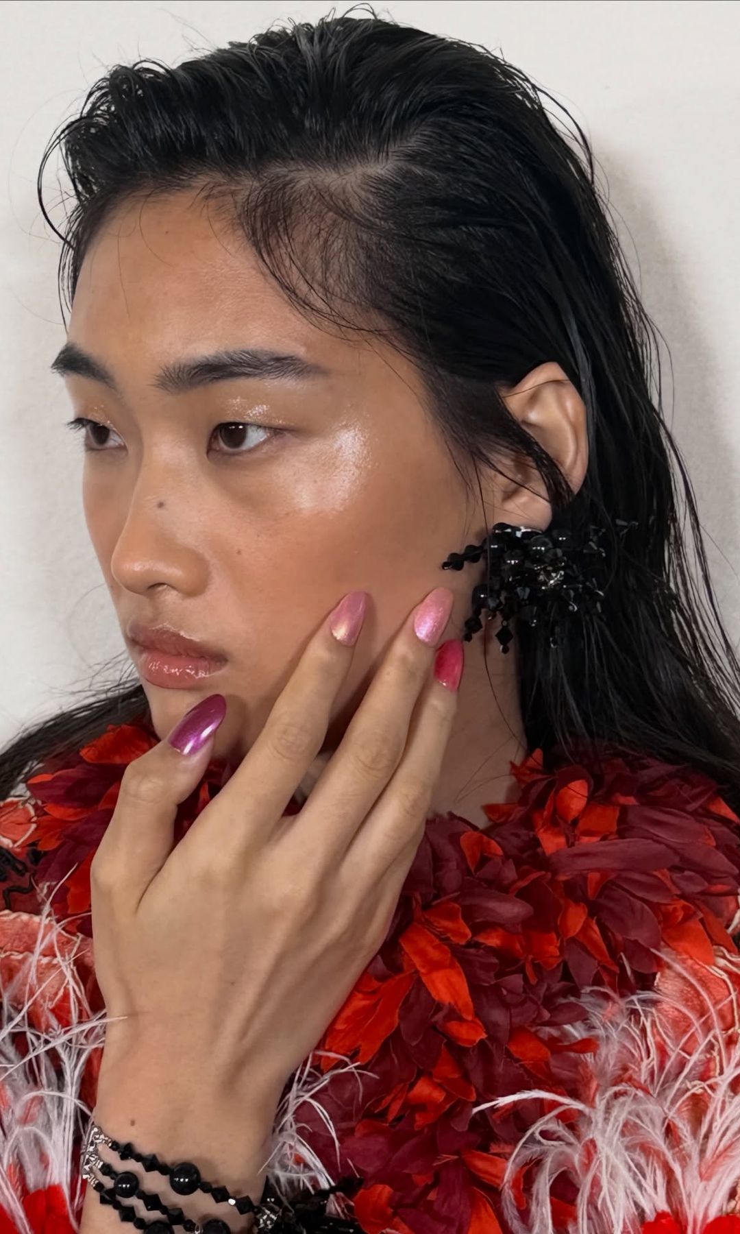 Manicura perlada en tonos rosas