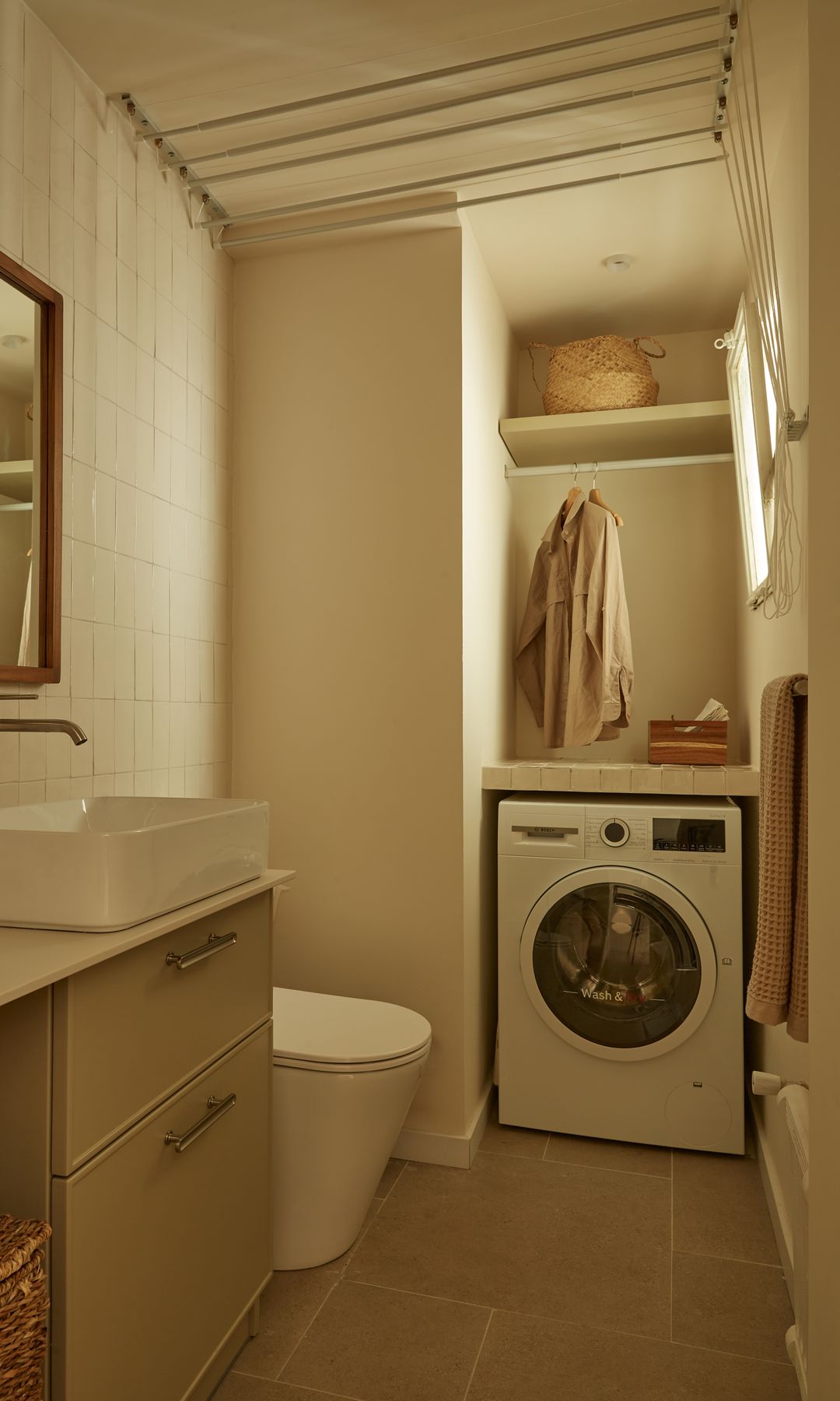 Baño con espacio de lavadero, con baldas, tendedero en el techo 