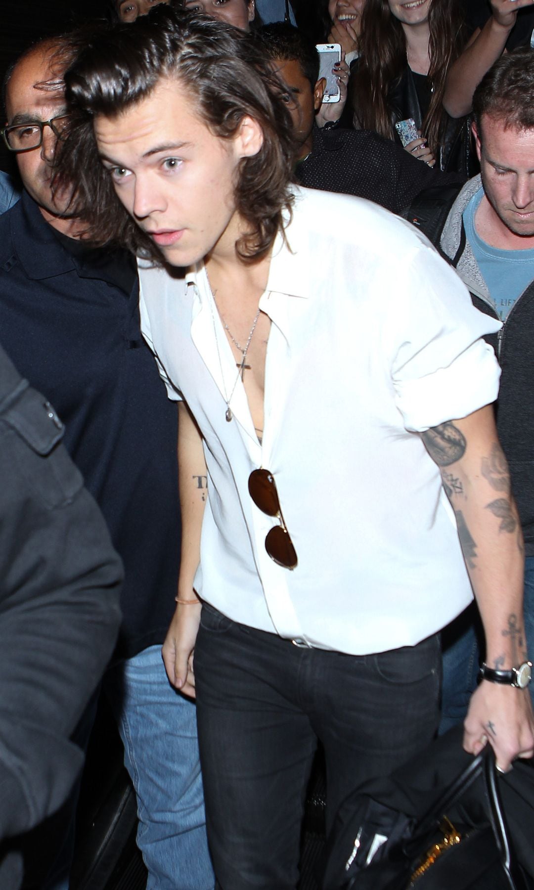 Harry Styles con pantalón vaquero negro y camisa blanca