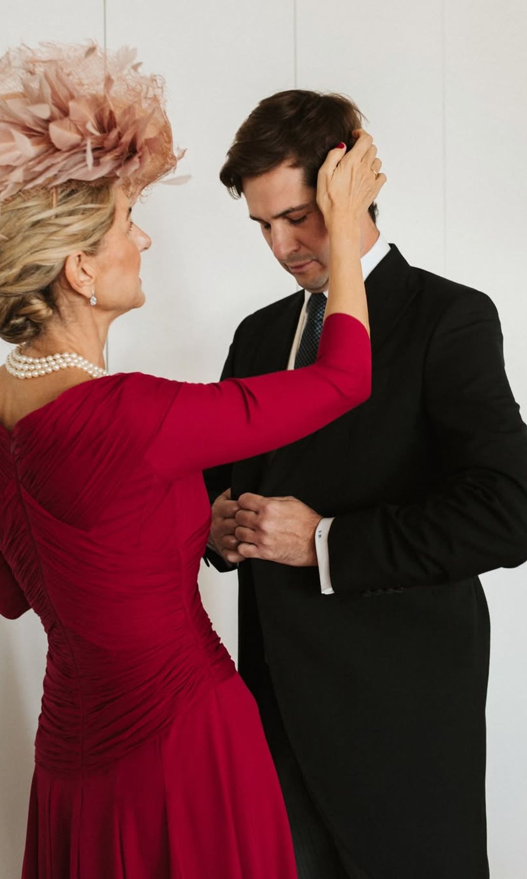 Madrina de boda con vestido rojo y tocado