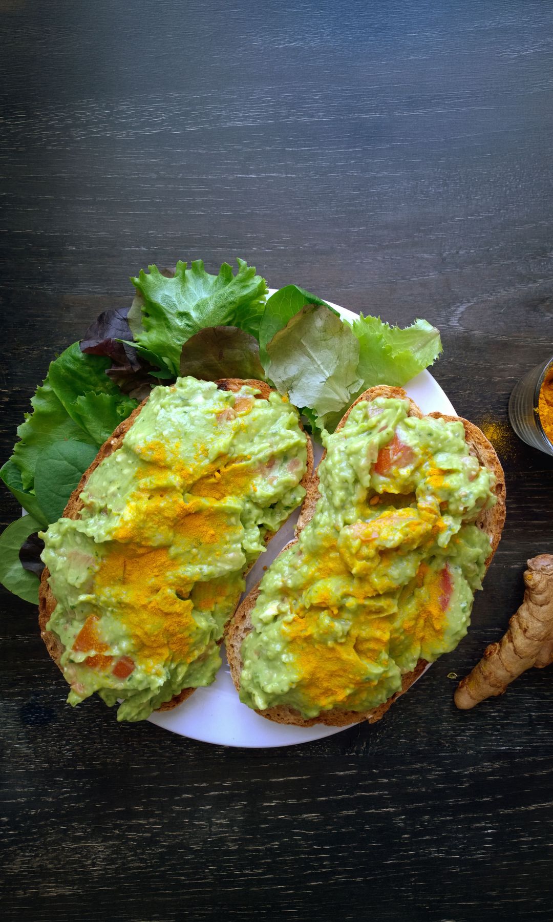 Tostada de aguacate con cúrcuma