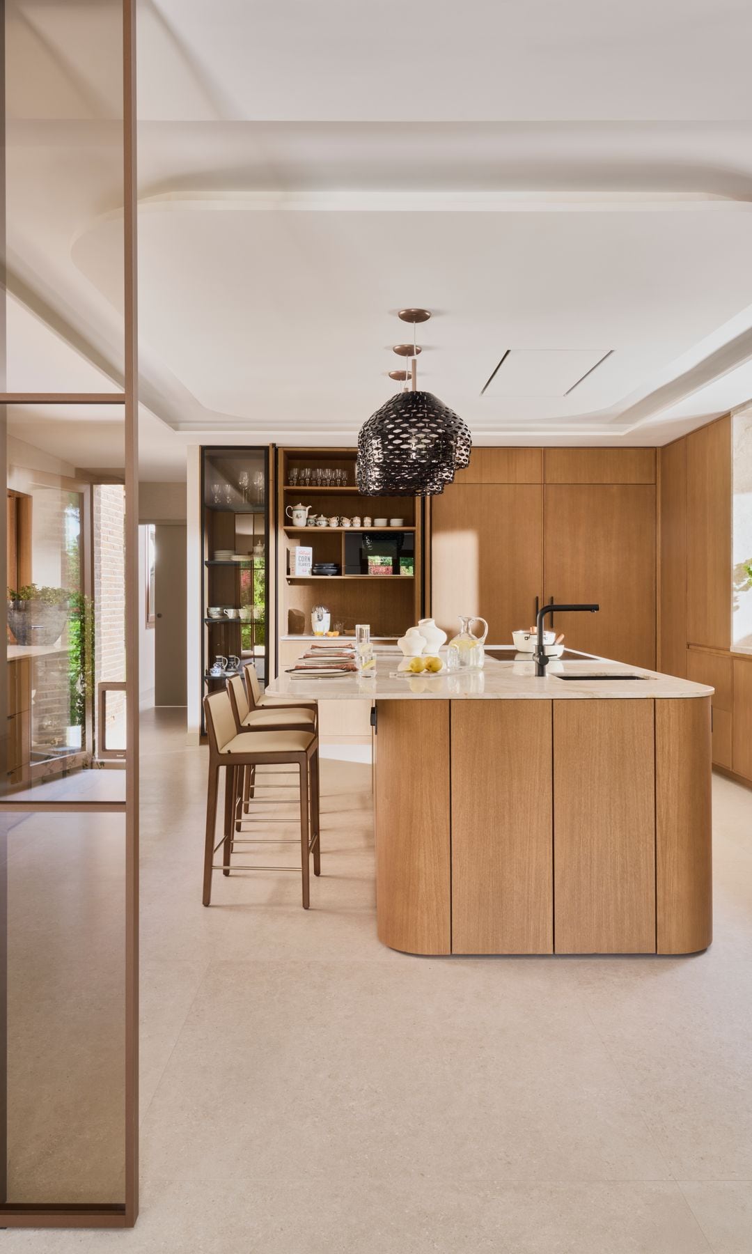 Cocina con isla con barra y taburetes