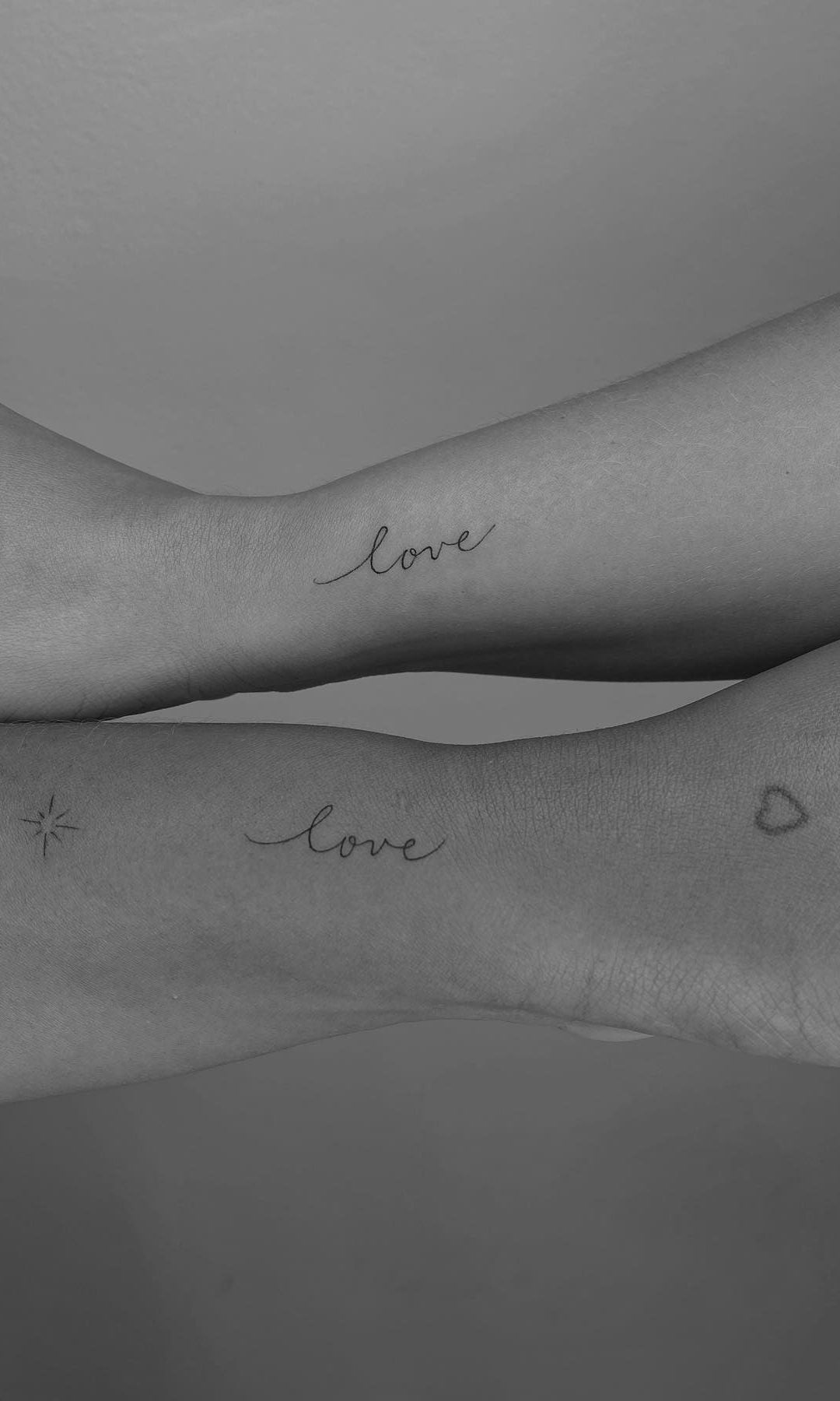 Tatuaje para madre e hija de 'love'