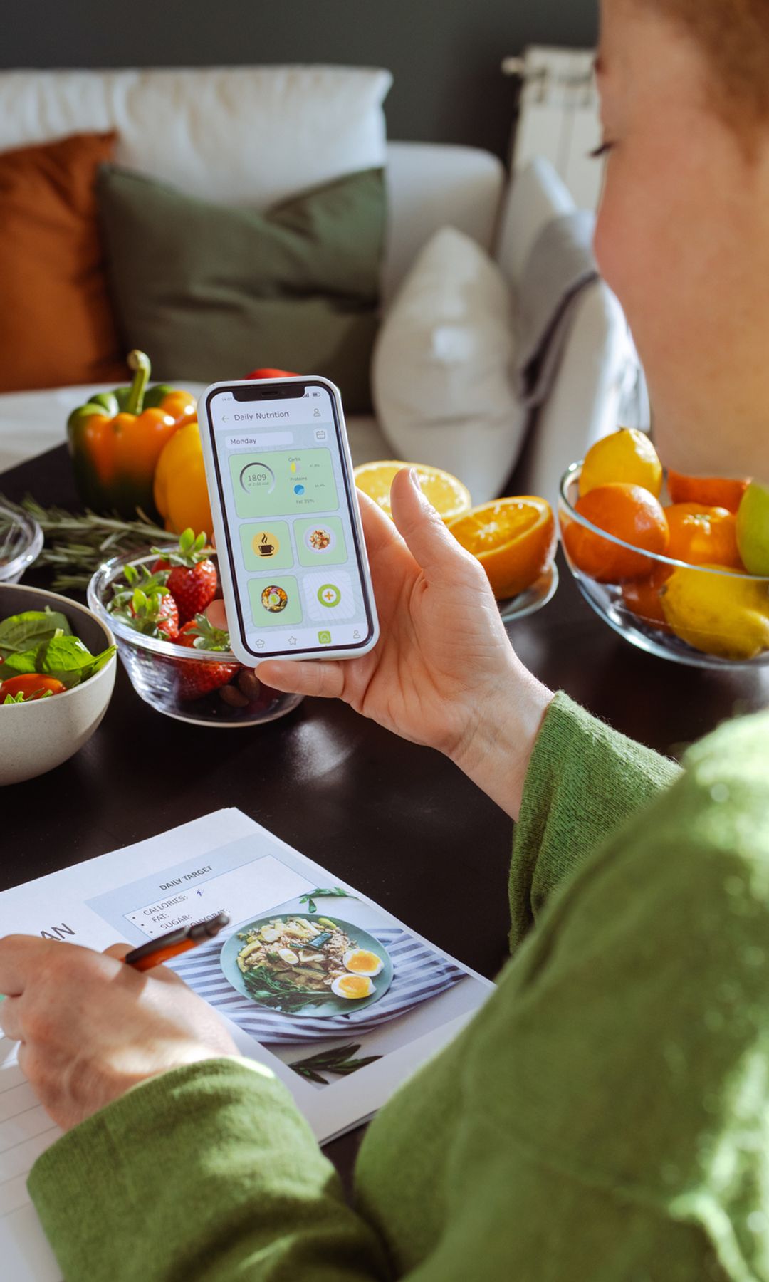 Mujer controlando los alimentos que come
