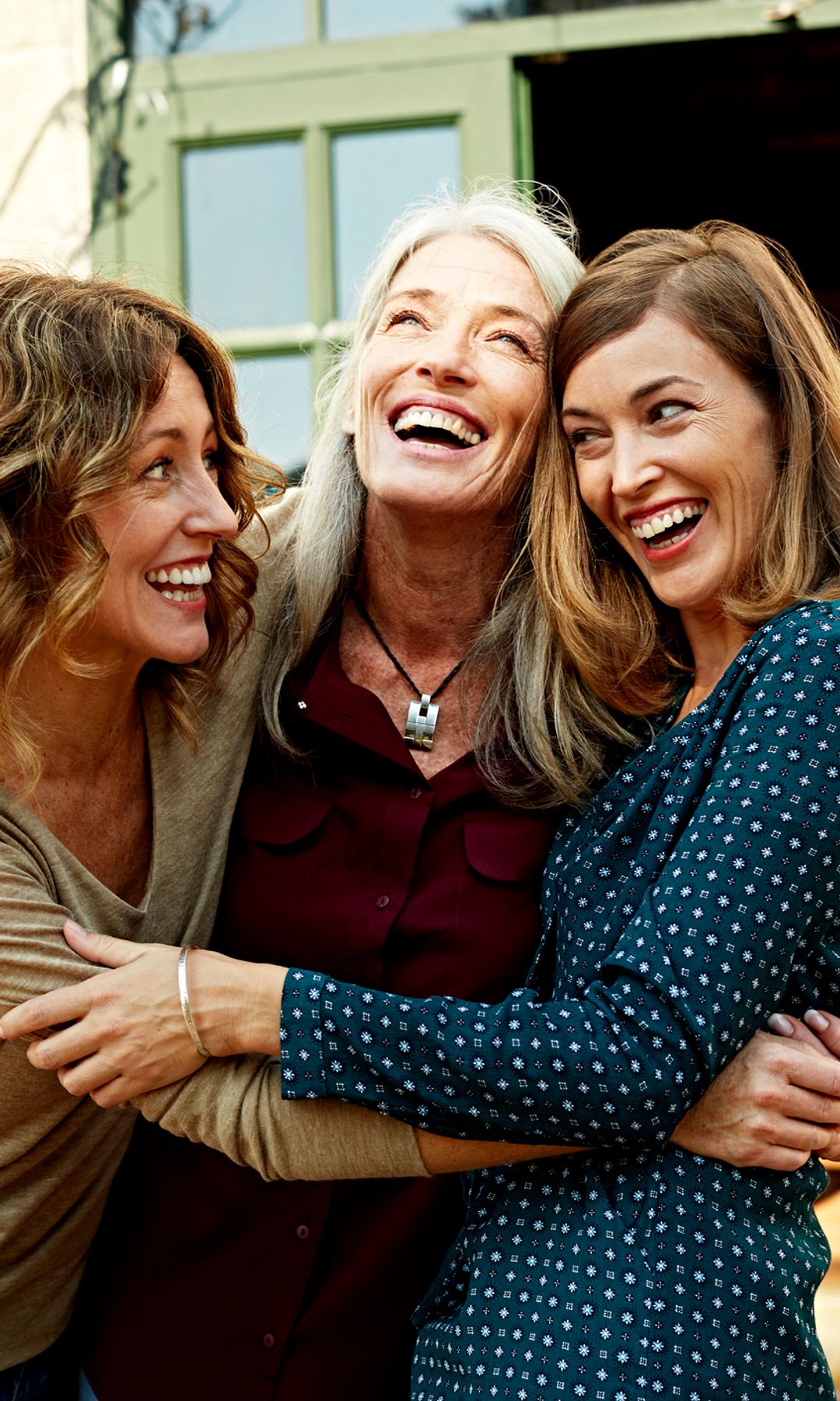 Mujeres abrazándose mostrando sororidad y agradecimiento