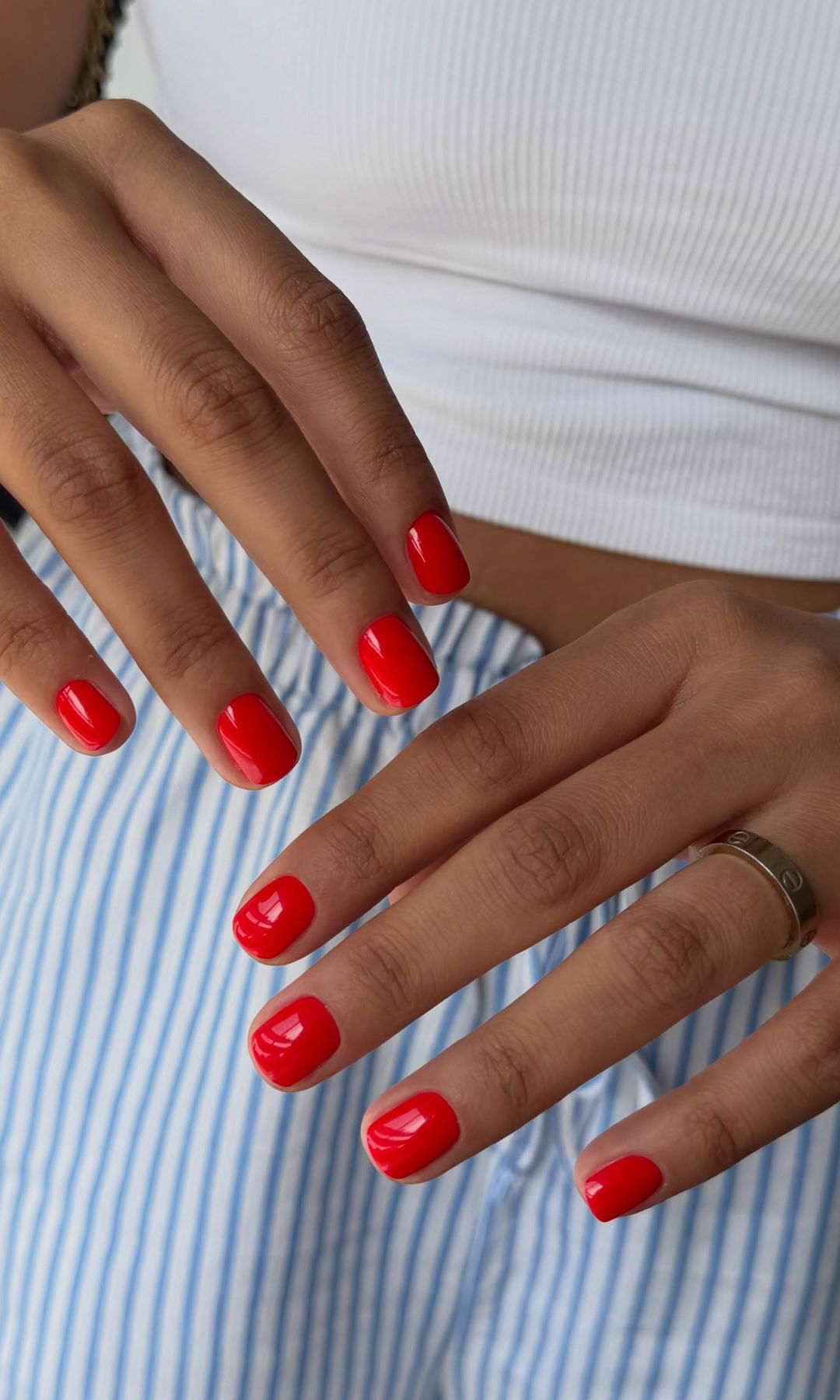 Manicura corta roja