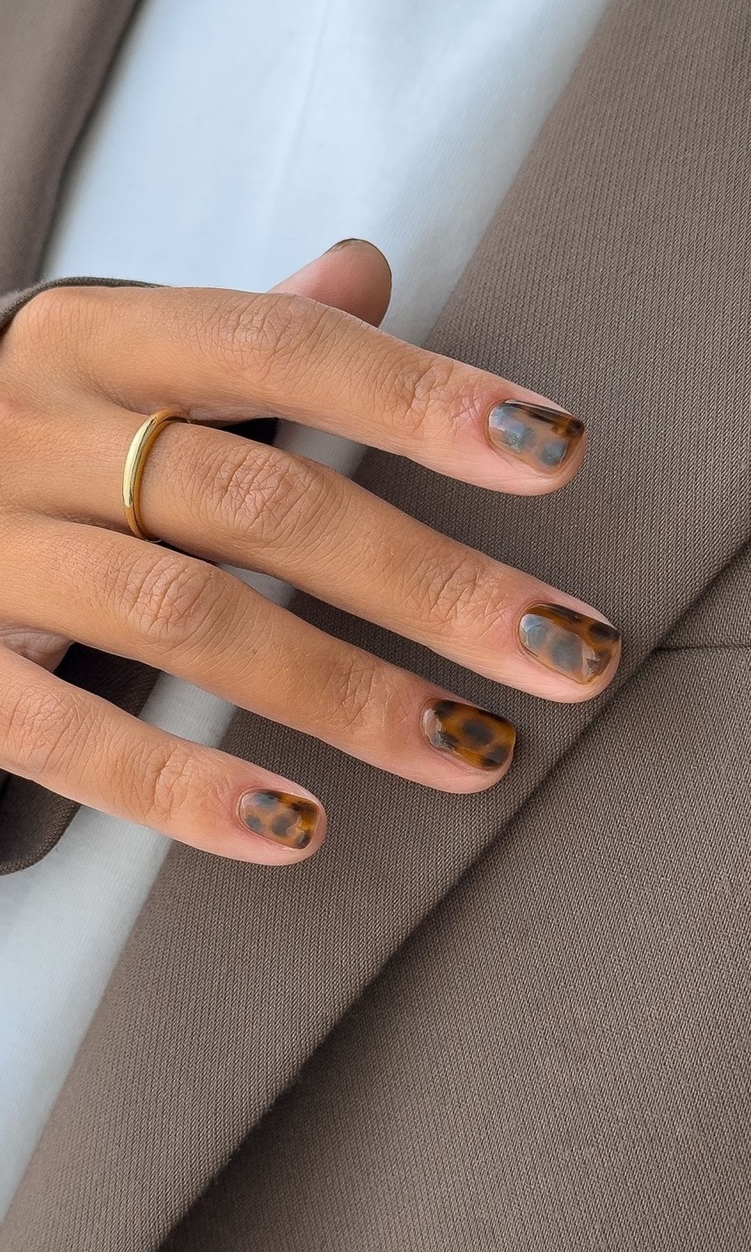 Manicura marrón y negra