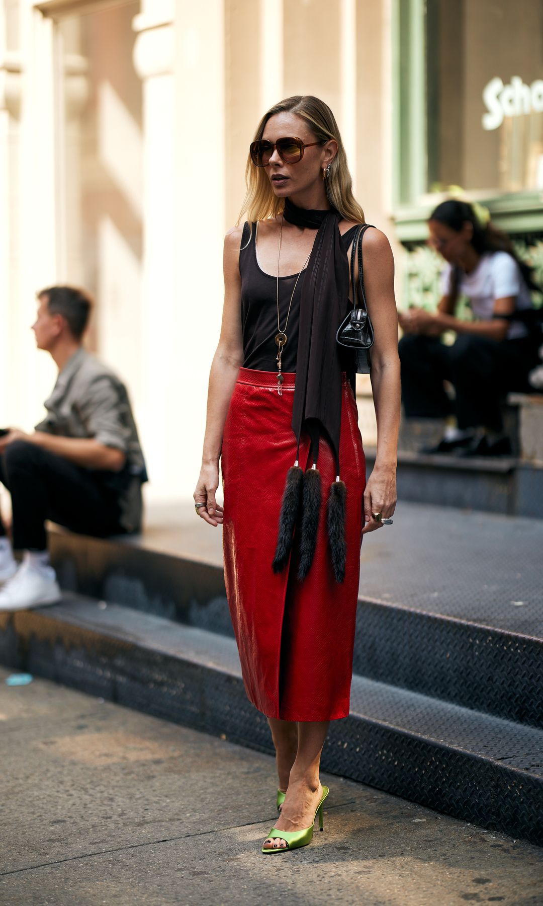 Estos 5 colores combinan genial con el rojo en verano y te ayudarán a crear looks mucho más elegantes