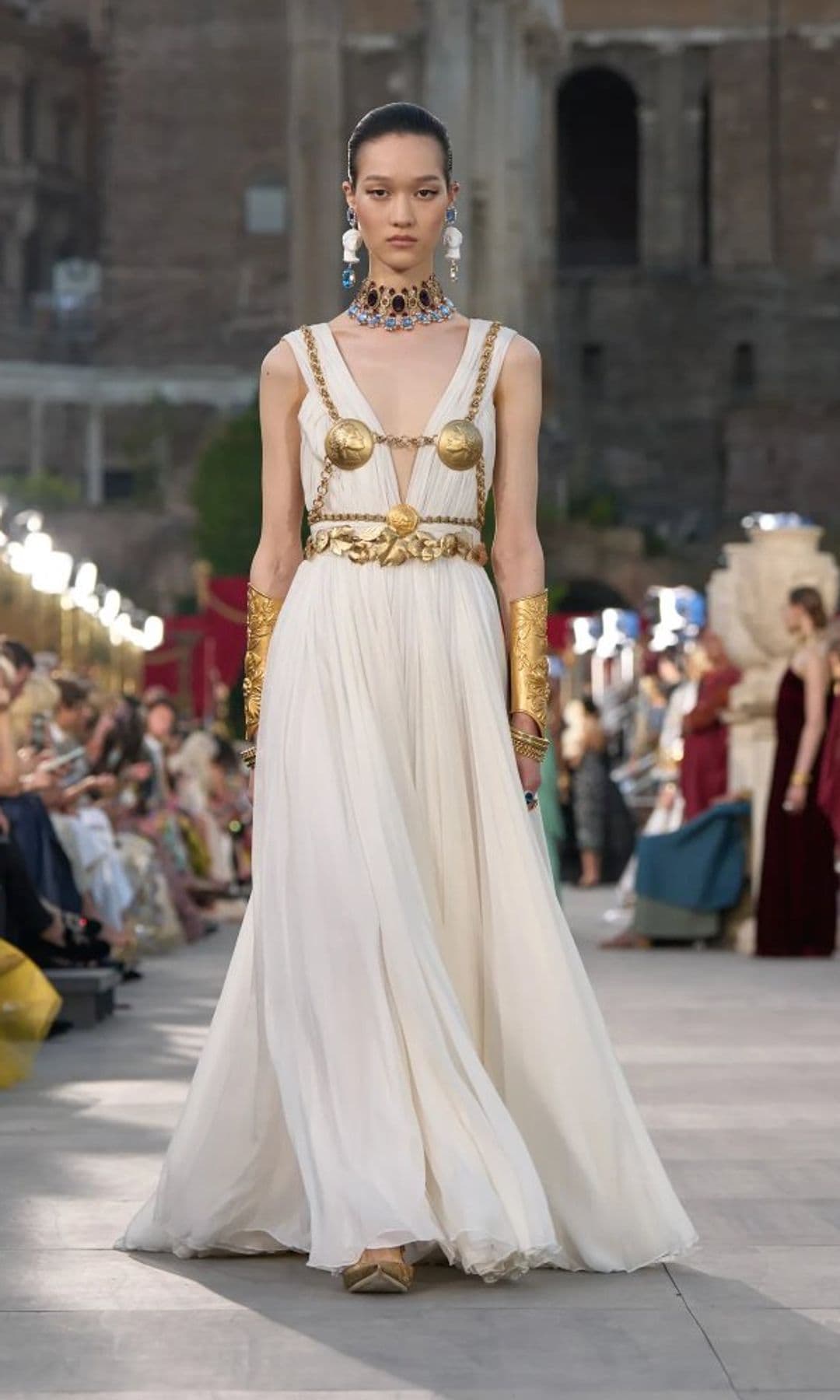 Lady Kitty Spencer, como una diosa romana en Brasil, deslumbra con Alta Joyería  