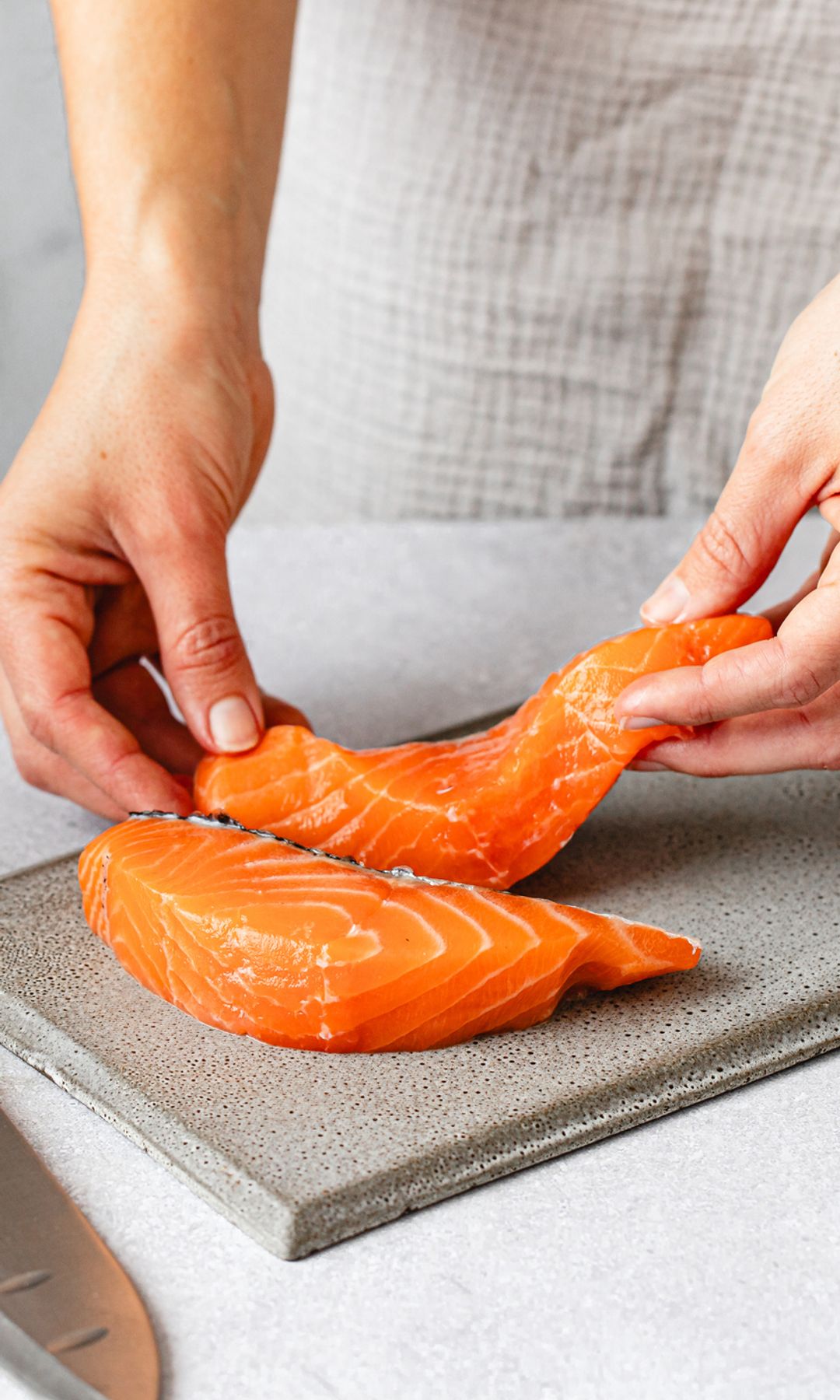 Mujer preparando salmón